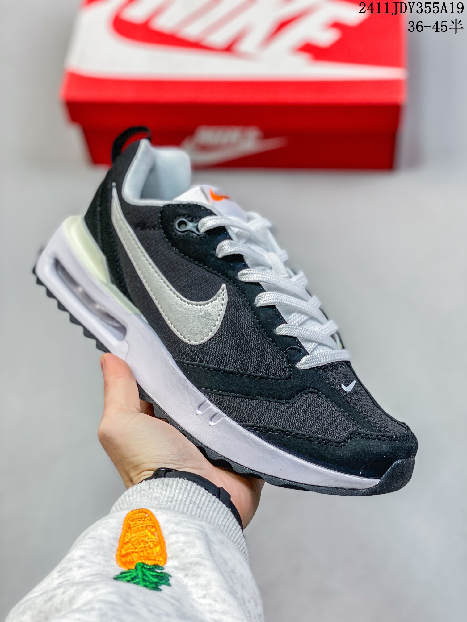 🈴💰105
ID:xnm
【公司级】新款 Nike/耐克正品Spark Flyknit轻便透气休闲鞋厚底增高老爹跑步鞋DJ6945-100鞋面采用全编织的 Flyknit 结构，外观看上去就很清爽。侧面有透视窗和类似于袜子的内靴，让整双鞋视觉效果颇为特别。鞋头位置额外开孔的网眼，进一步增加透气性。最大的亮点自然是搭载全新 Sprak 中底科技，采用双密度泡沫打造，分层结构的中底夹有一层硬塑料板。中底新科技 + 多层结构，想必上脚后的缓震体验一定会有不小的惊喜。

货号：DJ6945
尺码：36-45半