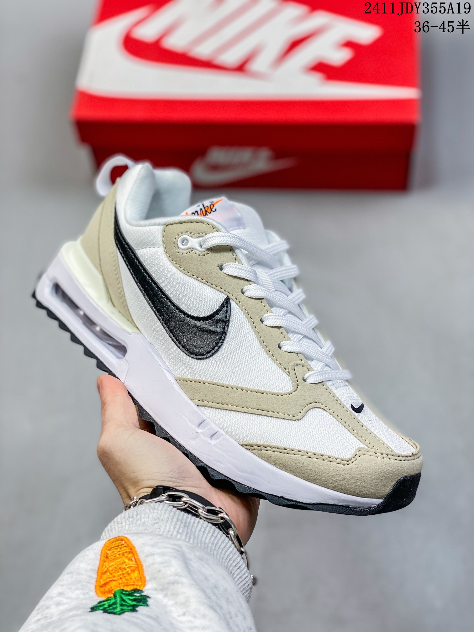 🈴💰105
ID:xnm
【公司级】新款 Nike/耐克正品Spark Flyknit轻便透气休闲鞋厚底增高老爹跑步鞋DJ6945-100鞋面采用全编织的 Flyknit 结构，外观看上去就很清爽。侧面有透视窗和类似于袜子的内靴，让整双鞋视觉效果颇为特别。鞋头位置额外开孔的网眼，进一步增加透气性。最大的亮点自然是搭载全新 Sprak 中底科技，采用双密度泡沫打造，分层结构的中底夹有一层硬塑料板。中底新科技 + 多层结构，想必上脚后的缓震体验一定会有不小的惊喜。

货号：DJ6945
尺码：36-45半