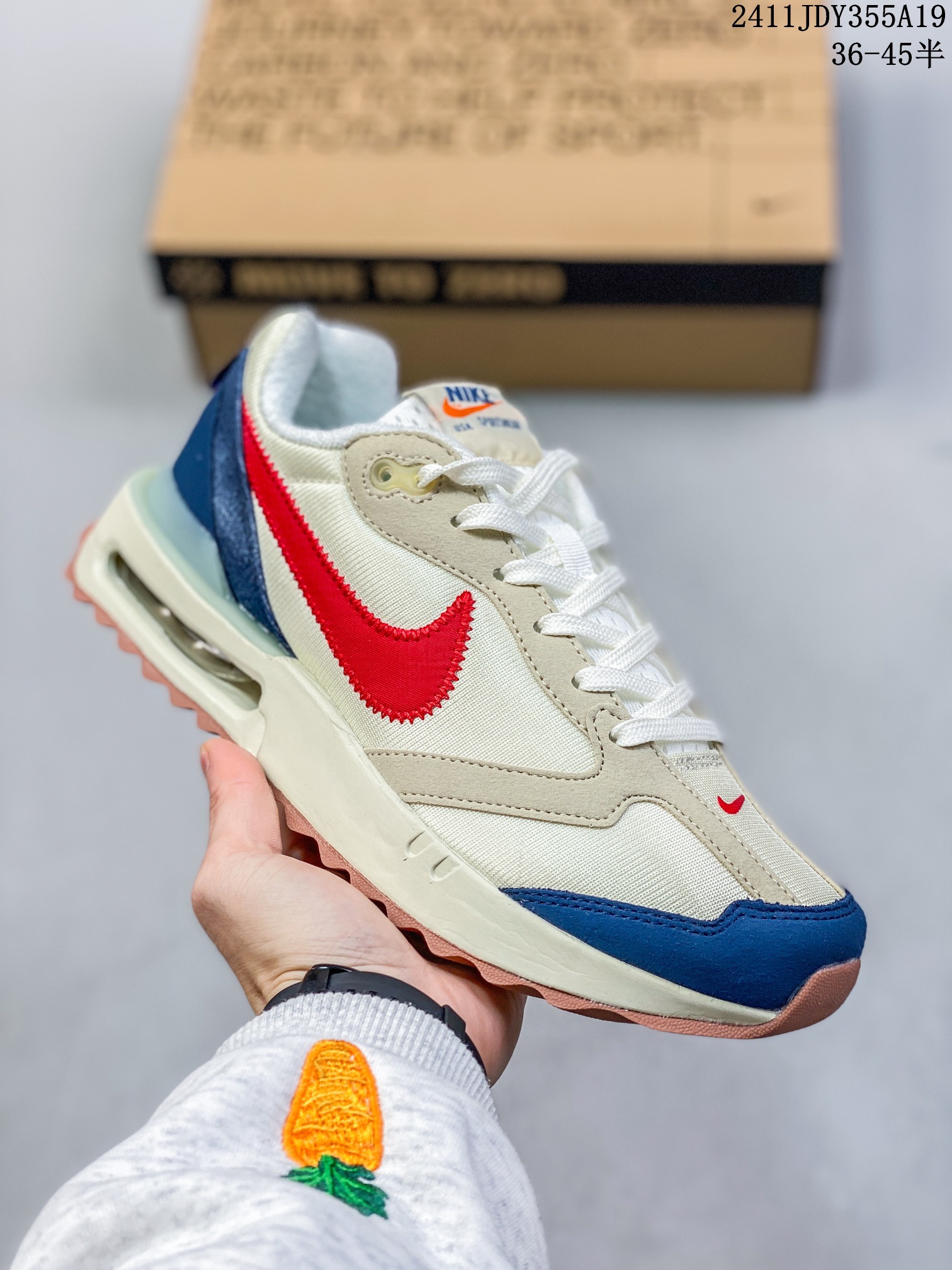 🈴💰105
ID:xnm
【公司级】新款 Nike/耐克正品Spark Flyknit轻便透气休闲鞋厚底增高老爹跑步鞋DJ6945-100鞋面采用全编织的 Flyknit 结构，外观看上去就很清爽。侧面有透视窗和类似于袜子的内靴，让整双鞋视觉效果颇为特别。鞋头位置额外开孔的网眼，进一步增加透气性。最大的亮点自然是搭载全新 Sprak 中底科技，采用双密度泡沫打造，分层结构的中底夹有一层硬塑料板。中底新科技 + 多层结构，想必上脚后的缓震体验一定会有不小的惊喜。

货号：DJ6945
尺码：36-45半