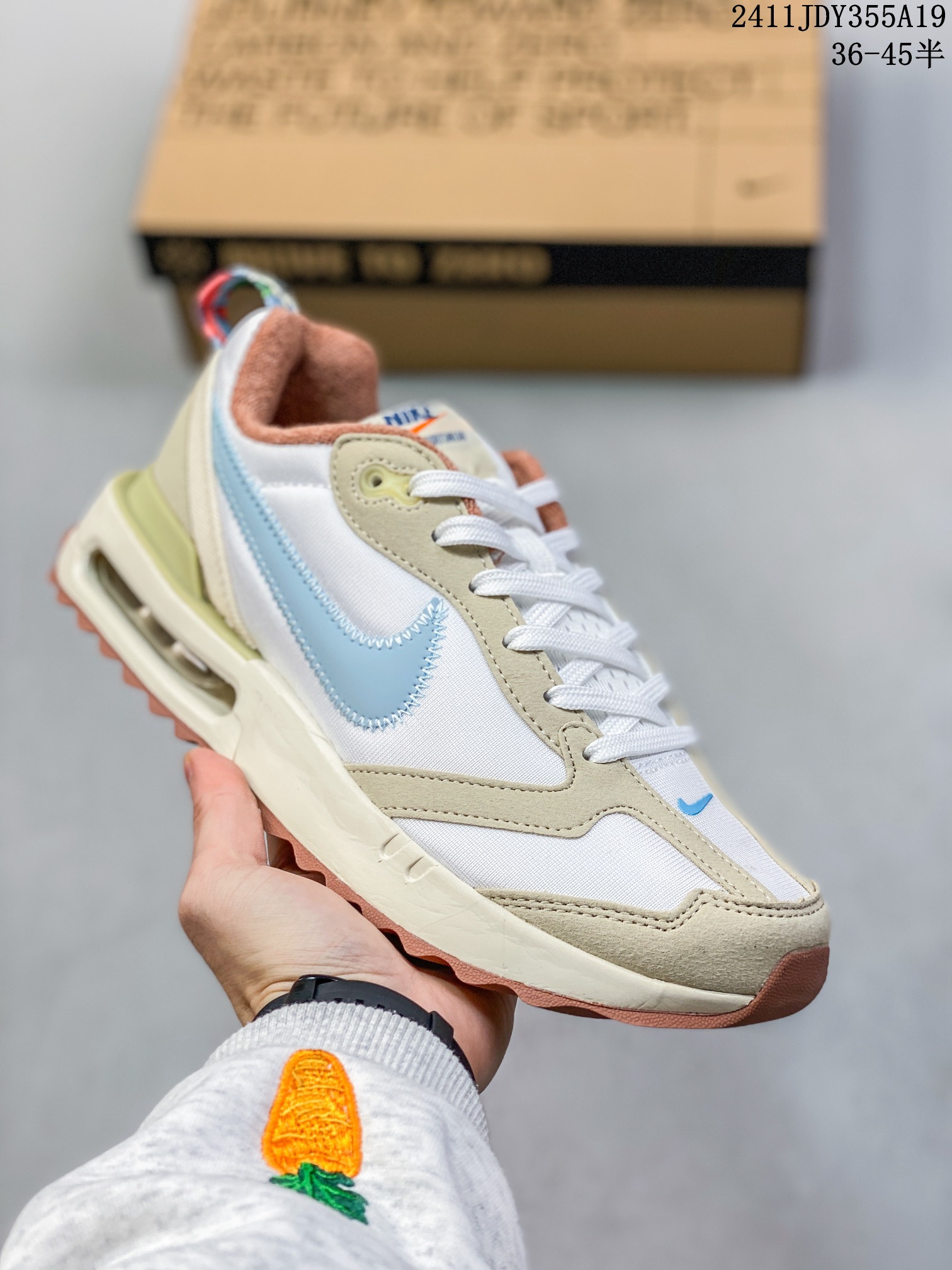 ID:xnm 【公司级】新款 Nike/耐克正品Spark Flyknit轻便透气休闲鞋厚底增高老爹跑步鞋DJ6945-100鞋面采用全编织的 Flyknit 结构,外观看上去就很清爽.侧面有透视窗和类似于袜子的内靴,让整双鞋视觉效果颇为特别.鞋头位置额外开孔的网眼,进一步增加透气性.最大的亮点自然是搭载全新 Sprak 中底科技,采用双密度泡沫打造,分层结构的中底夹有一层硬塑料板.中底新科技 + 多层结构,想必上脚后的缓震体验一定会有不小的惊喜. 货号:DJ6945 半