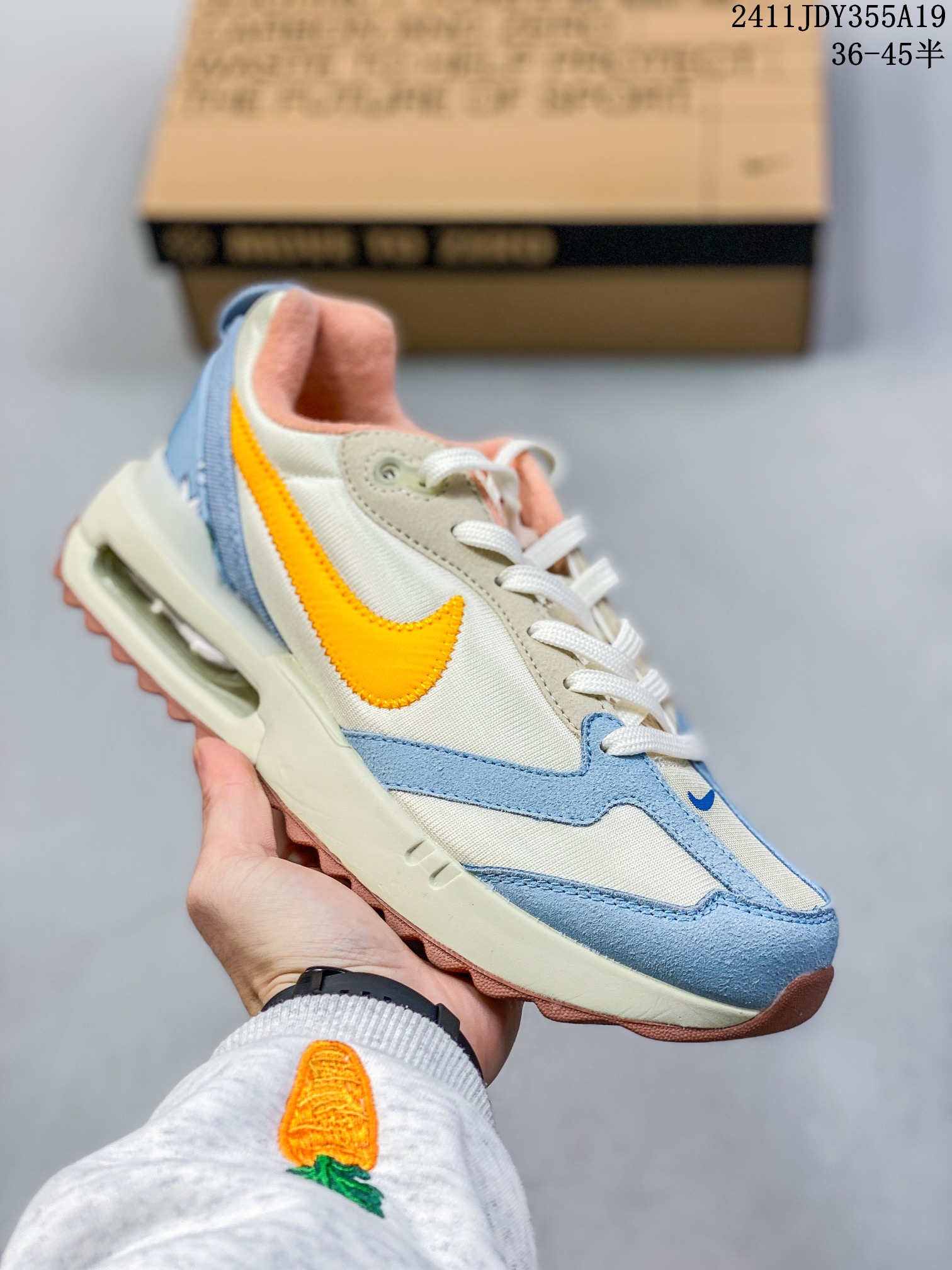 ID:xnm 【公司级】新款 Nike/耐克正品Spark Flyknit轻便透气休闲鞋厚底增高老爹跑步鞋DJ6945-100鞋面采用全编织的 Flyknit 结构,外观看上去就很清爽.侧面有透视窗和类似于袜子的内靴,让整双鞋视觉效果颇为特别.鞋头位置额外开孔的网眼,进一步增加透气性.最大的亮点自然是搭载全新 Sprak 中底科技,采用双密度泡沫打造,分层结构的中底夹有一层硬塑料板.中底新科技 + 多层结构,想必上脚后的缓震体验一定会有不小的惊喜. 货号:DJ6945 半