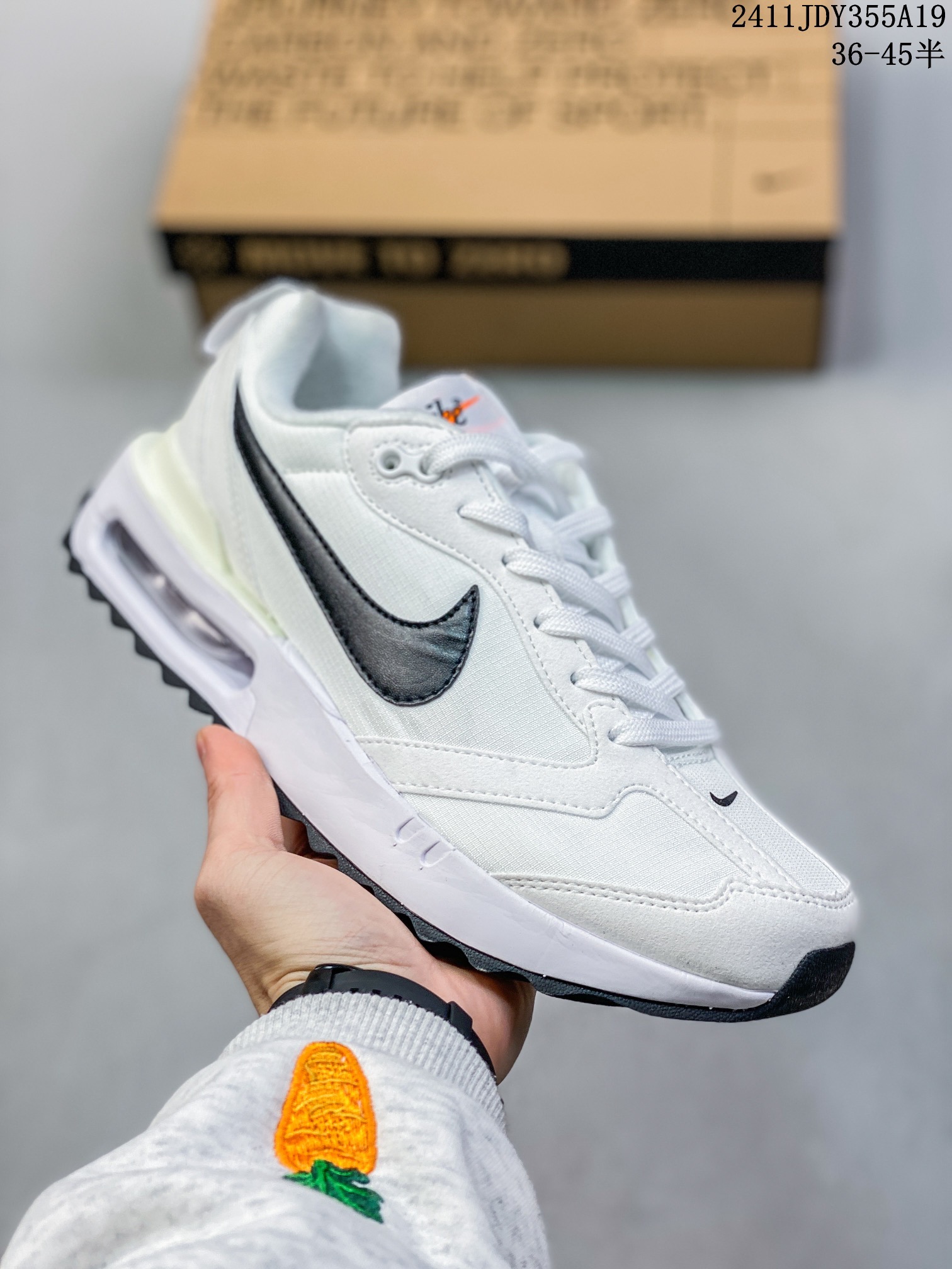 ID:xnm 【公司级】新款 Nike/耐克正品Spark Flyknit轻便透气休闲鞋厚底增高老爹跑步鞋DJ6945-100鞋面采用全编织的 Flyknit 结构,外观看上去就很清爽.侧面有透视窗和类似于袜子的内靴,让整双鞋视觉效果颇为特别.鞋头位置额外开孔的网眼,进一步增加透气性.最大的亮点自然是搭载全新 Sprak 中底科技,采用双密度泡沫打造,分层结构的中底夹有一层硬塑料板.中底新科技 + 多层结构,想必上脚后的缓震体验一定会有不小的惊喜. 货号:DJ6945 半