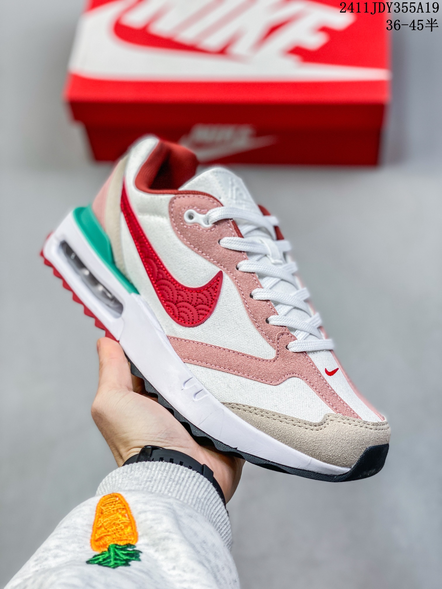 🈴💰105
ID:xnm
【公司级】新款 Nike/耐克正品Spark Flyknit轻便透气休闲鞋厚底增高老爹跑步鞋DJ6945-100鞋面采用全编织的 Flyknit 结构，外观看上去就很清爽。侧面有透视窗和类似于袜子的内靴，让整双鞋视觉效果颇为特别。鞋头位置额外开孔的网眼，进一步增加透气性。最大的亮点自然是搭载全新 Sprak 中底科技，采用双密度泡沫打造，分层结构的中底夹有一层硬塑料板。中底新科技 + 多层结构，想必上脚后的缓震体验一定会有不小的惊喜。

货号：DJ6945
尺码：36-45半