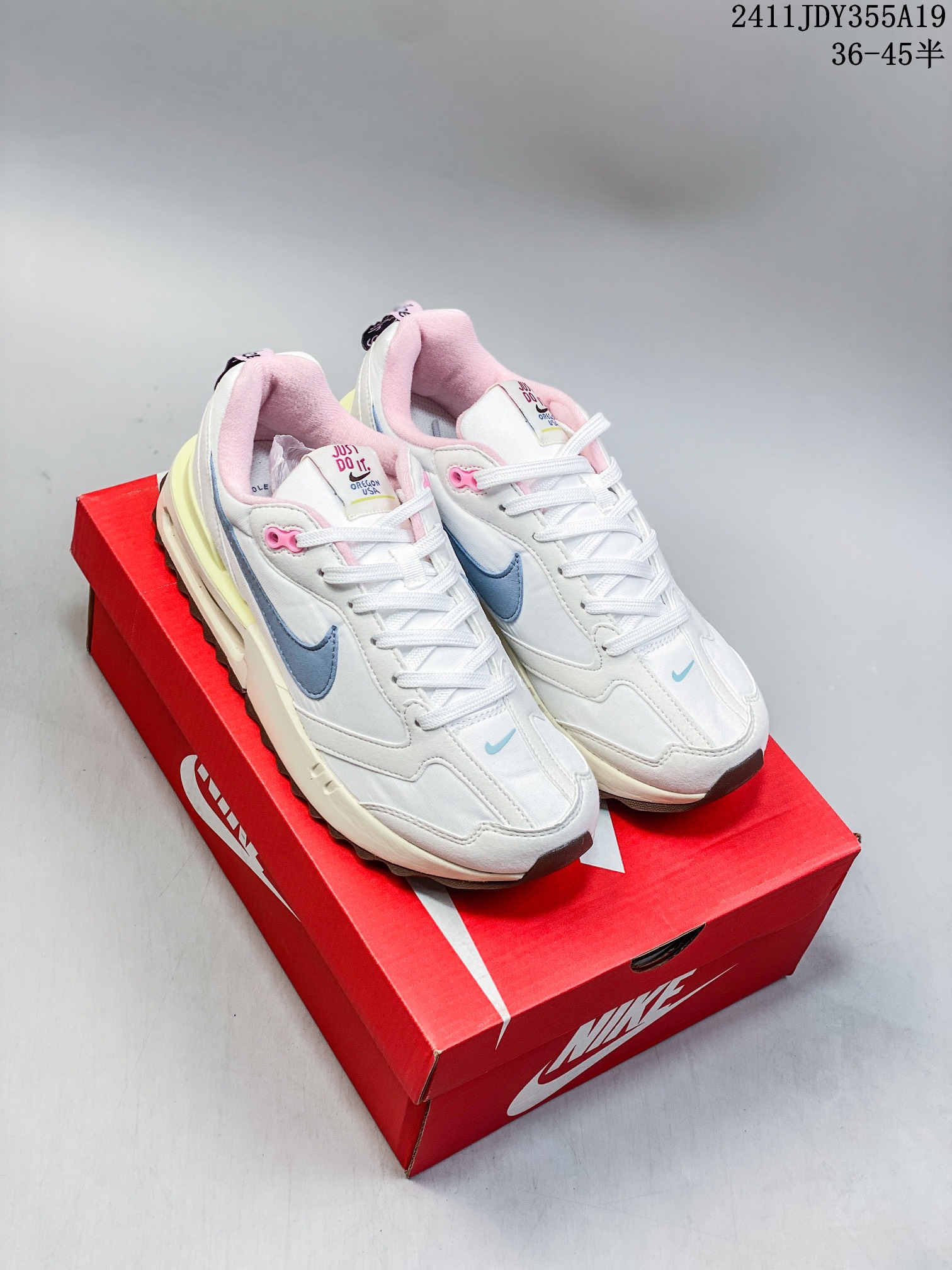 🈴💰105
ID:xnm
【公司级】新款 Nike/耐克正品Spark Flyknit轻便透气休闲鞋厚底增高老爹跑步鞋DJ6945-100鞋面采用全编织的 Flyknit 结构，外观看上去就很清爽。侧面有透视窗和类似于袜子的内靴，让整双鞋视觉效果颇为特别。鞋头位置额外开孔的网眼，进一步增加透气性。最大的亮点自然是搭载全新 Sprak 中底科技，采用双密度泡沫打造，分层结构的中底夹有一层硬塑料板。中底新科技 + 多层结构，想必上脚后的缓震体验一定会有不小的惊喜。

货号：DJ6945
尺码：36-45半