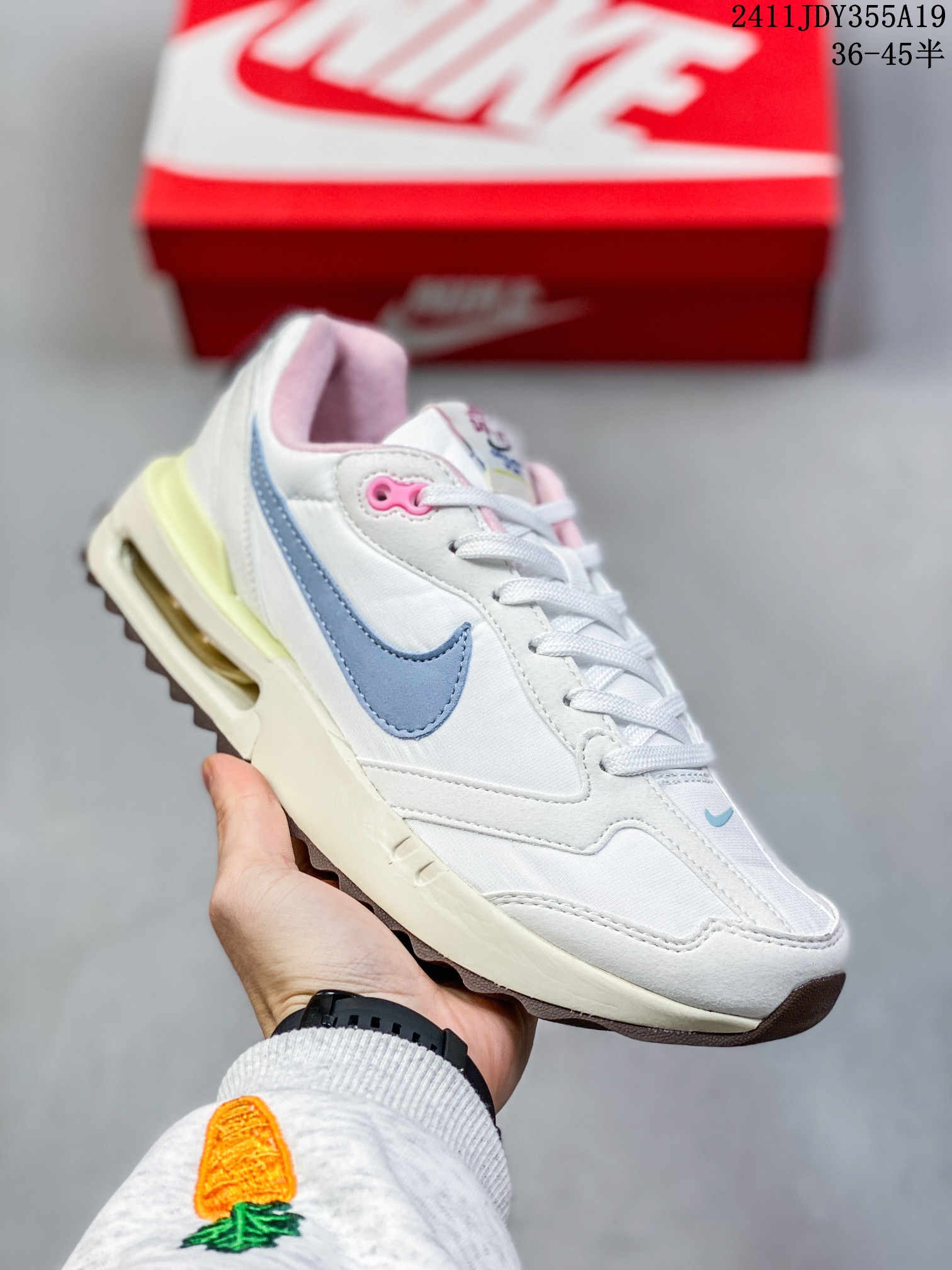 🈴💰105
ID:xnm
【公司级】新款 Nike/耐克正品Spark Flyknit轻便透气休闲鞋厚底增高老爹跑步鞋DJ6945-100鞋面采用全编织的 Flyknit 结构，外观看上去就很清爽。侧面有透视窗和类似于袜子的内靴，让整双鞋视觉效果颇为特别。鞋头位置额外开孔的网眼，进一步增加透气性。最大的亮点自然是搭载全新 Sprak 中底科技，采用双密度泡沫打造，分层结构的中底夹有一层硬塑料板。中底新科技 + 多层结构，想必上脚后的缓震体验一定会有不小的惊喜。

货号：DJ6945
尺码：36-45半