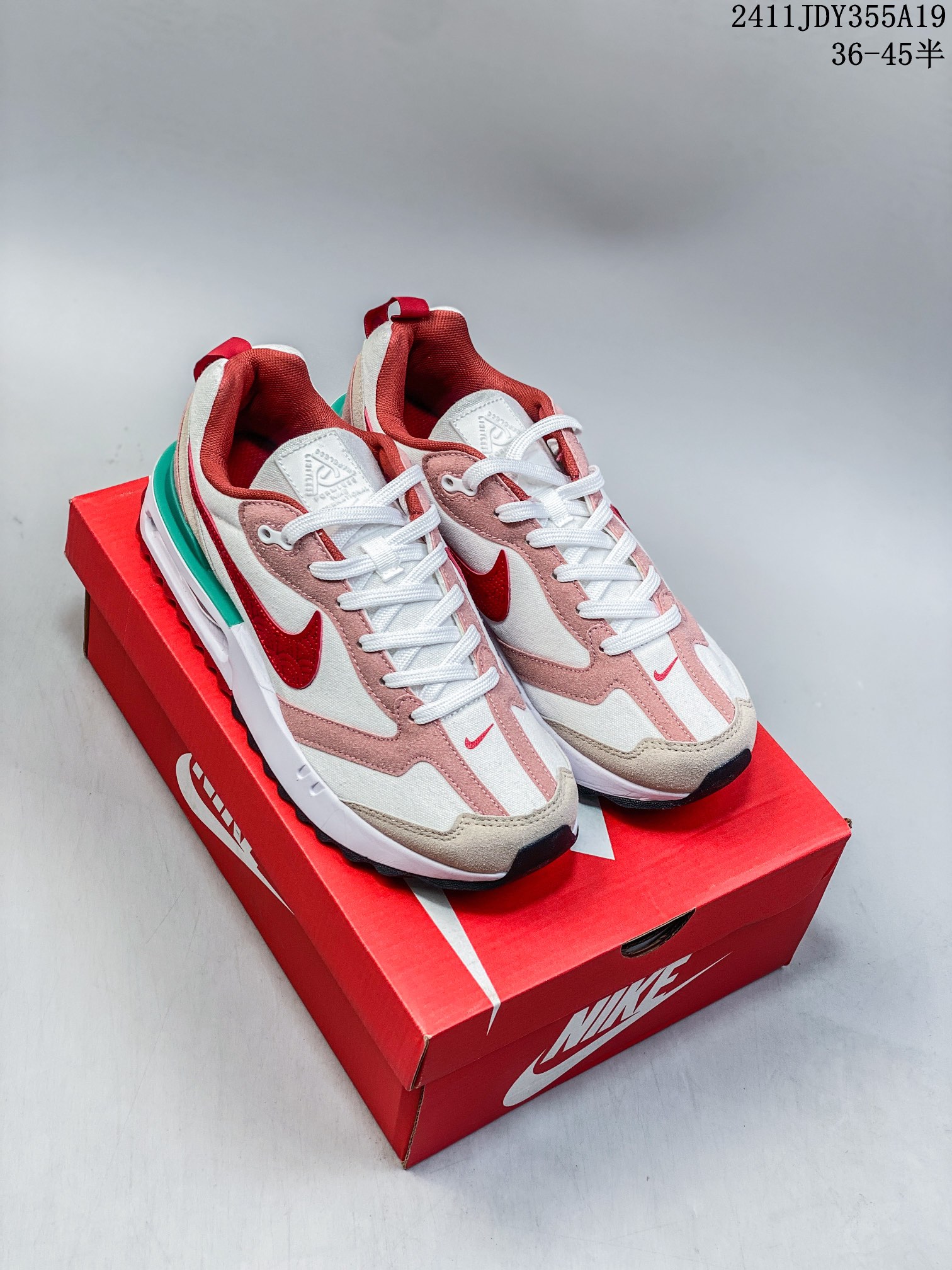 🈴💰105
ID:xnm
【公司级】新款 Nike/耐克正品Spark Flyknit轻便透气休闲鞋厚底增高老爹跑步鞋DJ6945-100鞋面采用全编织的 Flyknit 结构，外观看上去就很清爽。侧面有透视窗和类似于袜子的内靴，让整双鞋视觉效果颇为特别。鞋头位置额外开孔的网眼，进一步增加透气性。最大的亮点自然是搭载全新 Sprak 中底科技，采用双密度泡沫打造，分层结构的中底夹有一层硬塑料板。中底新科技 + 多层结构，想必上脚后的缓震体验一定会有不小的惊喜。

货号：DJ6945
尺码：36-45半