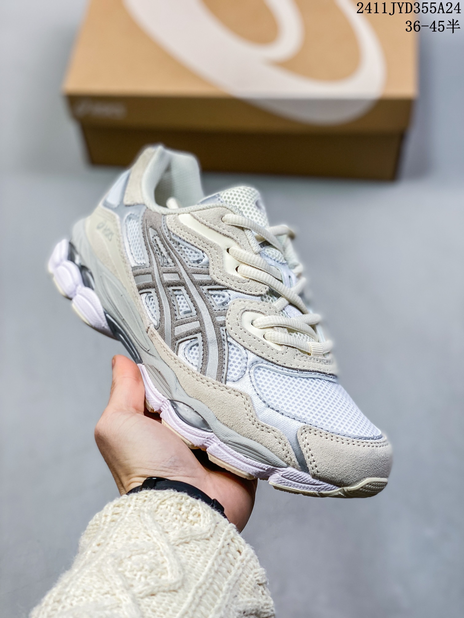 公司级✅Asics Gel-NYC 复古单品 ASICS亚瑟士宣布推出全新鞋款GEL-NYC,其设计灵感来源于GEL-NIMBUS 3,GEL-MC PLUS V 和 GEL-CUMULUS 16 这些往日经典鞋款.而在原有设计的启发之上,此次鞋款采用更贴合当今潮流趋势的材料和创新技术,展现出纽约充满活力的都市精神.2000 年代初期 ASICS亚瑟士的多个经典款跑鞋款式,融合纽约市富有朝气活力的城市精神气质,共同成就了GEL-NYC系列在鞋面和配色上的创造力.该鞋款在开发初期便以GEL-NIMBUS 3为蓝本,并将GEL-MC PLUS V 鞋面的各类装饰融合于其中.ASICS 亚瑟士设计团队从而得以重构经典鞋款,为其带来崭新的设计呈现,创造色彩拼接上的更多可能性.此次GEL-NYC系列配色采用了柔和却富有张力的黑色加泥灰色、奶油色加深灰色,真实还原了纽约的城市地标形象.ASICS亚瑟士承袭过往经典,创造当下新生,将多个标志性跑鞋设计细节重构再造,成就了GEL-NYC这一极具现代风格的混搭之作 编码:11JYD355A23