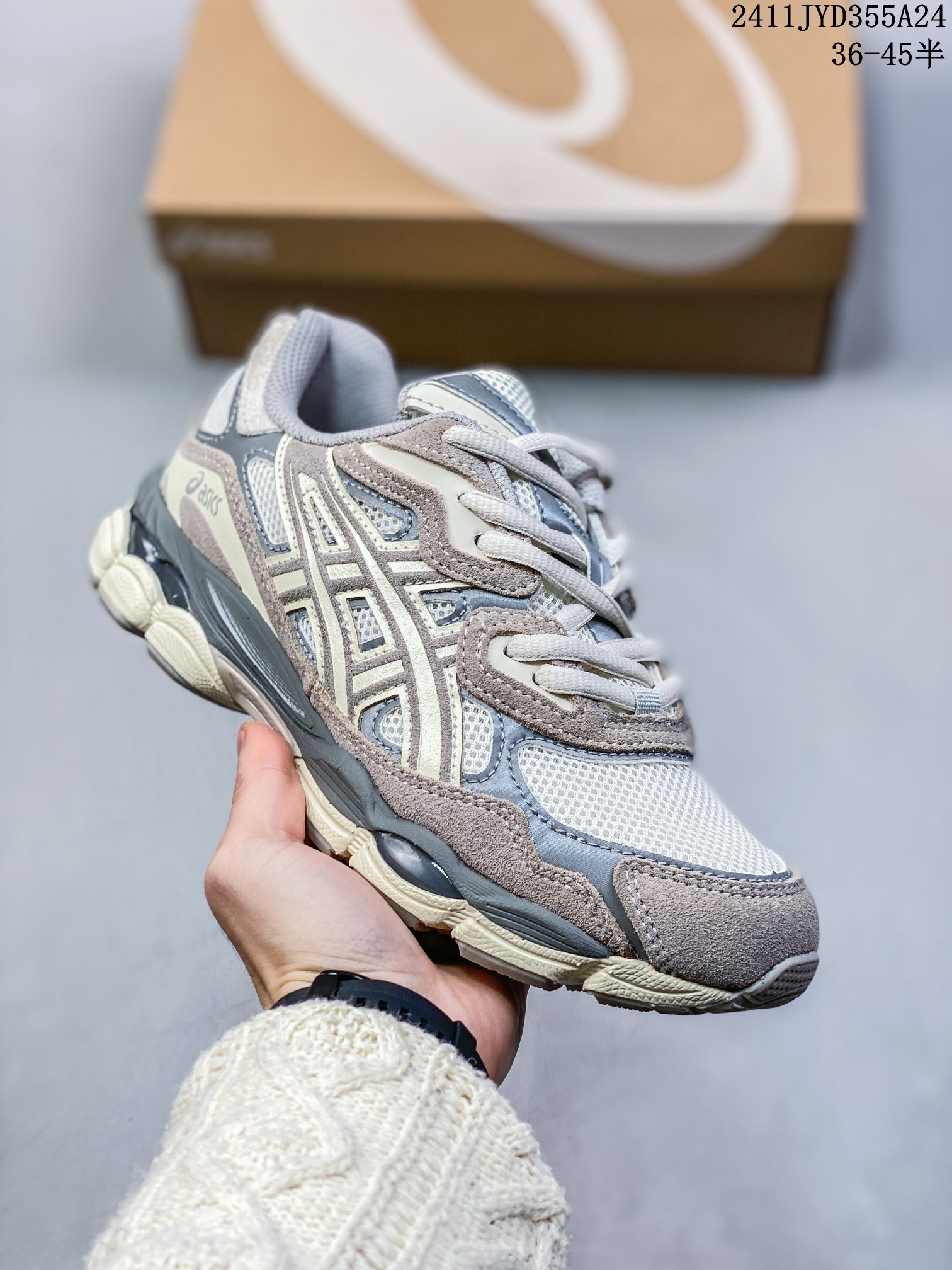 公司级✅Asics Gel-NYC 复古单品 ASICS亚瑟士宣布推出全新鞋款GEL-NYC,其设计灵感来源于GEL-NIMBUS 3,GEL-MC PLUS V 和 GEL-CUMULUS 16 这些往日经典鞋款.而在原有设计的启发之上,此次鞋款采用更贴合当今潮流趋势的材料和创新技术,展现出纽约充满活力的都市精神.2000 年代初期 ASICS亚瑟士的多个经典款跑鞋款式,融合纽约市富有朝气活力的城市精神气质,共同成就了GEL-NYC系列在鞋面和配色上的创造力.该鞋款在开发初期便以GEL-NIMBUS 3为蓝本,并将GEL-MC PLUS V 鞋面的各类装饰融合于其中.ASICS 亚瑟士设计团队从而得以重构经典鞋款,为其带来崭新的设计呈现,创造色彩拼接上的更多可能性.此次GEL-NYC系列配色采用了柔和却富有张力的黑色加泥灰色、奶油色加深灰色,真实还原了纽约的城市地标形象.ASICS亚瑟士承袭过往经典,创造当下新生,将多个标志性跑鞋设计细节重构再造,成就了GEL-NYC这一极具现代风格的混搭之作 编码:11JYD355A23