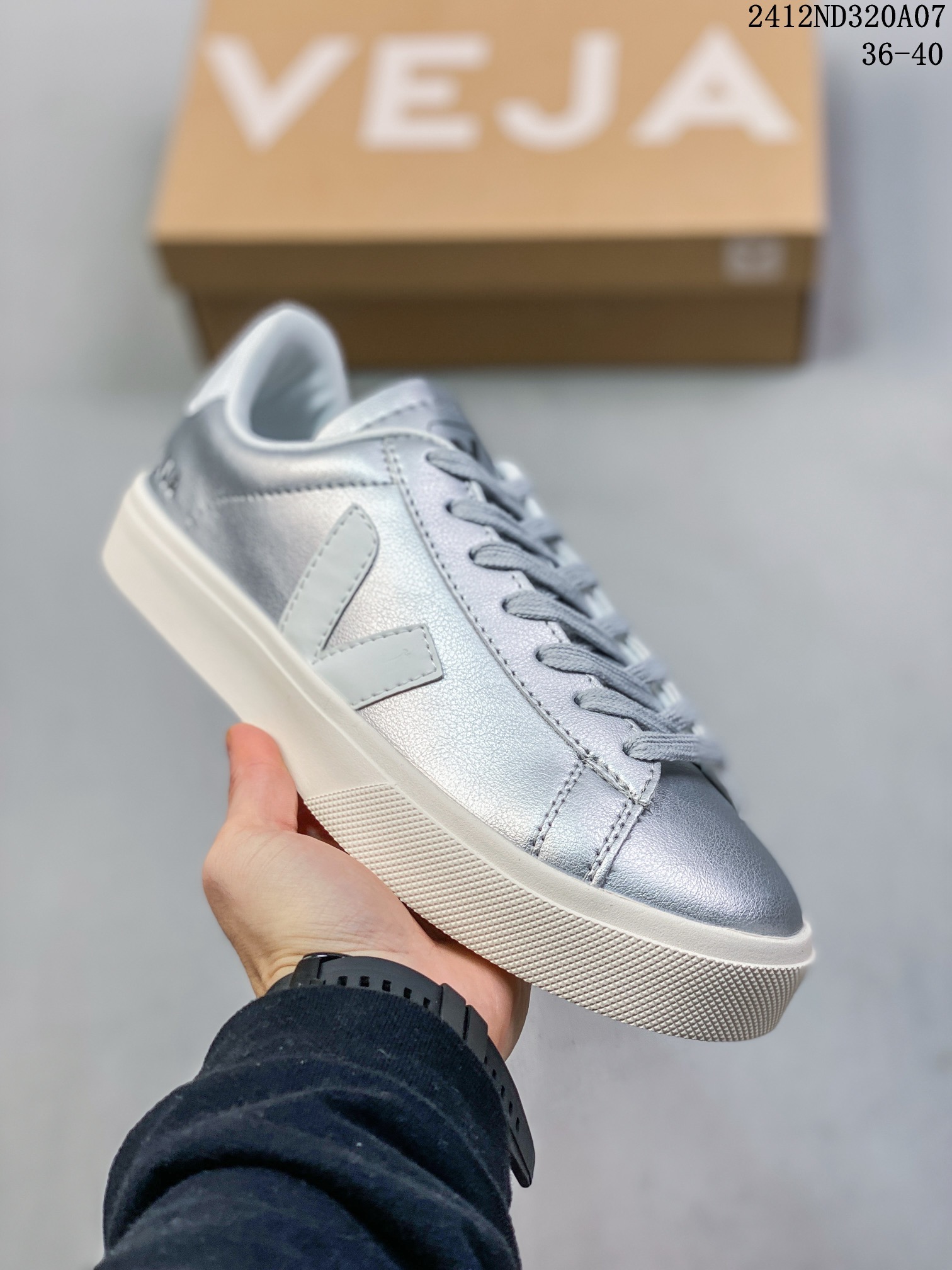 💰90
💯男女鞋，采用硬质皮革鞋面材质，鞋垫嵌入舒适PU乳胶材质及透气帆布内里，外置耐磨橡胶大底❗️极简日常穿搭网红款小白鞋，法国国民板鞋品牌·维佳Veja Esplar Leather Low Sneakers埃斯普拉系列低帮经典百搭薄底休闲运动小白板鞋 
12ND320A07