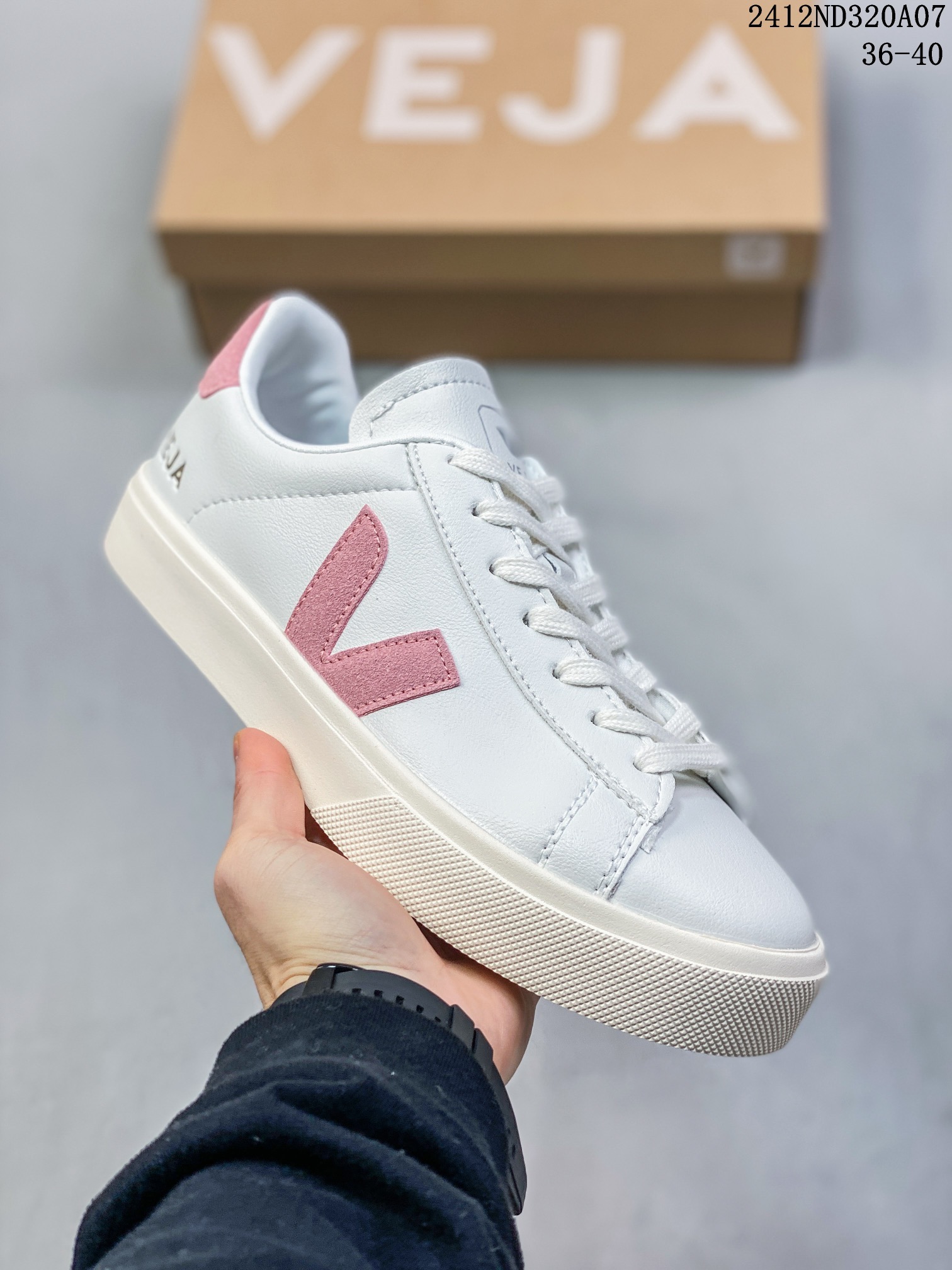 💰90
💯男女鞋，采用硬质皮革鞋面材质，鞋垫嵌入舒适PU乳胶材质及透气帆布内里，外置耐磨橡胶大底❗️极简日常穿搭网红款小白鞋，法国国民板鞋品牌·维佳Veja Esplar Leather Low Sneakers埃斯普拉系列低帮经典百搭薄底休闲运动小白板鞋 
12ND320A07