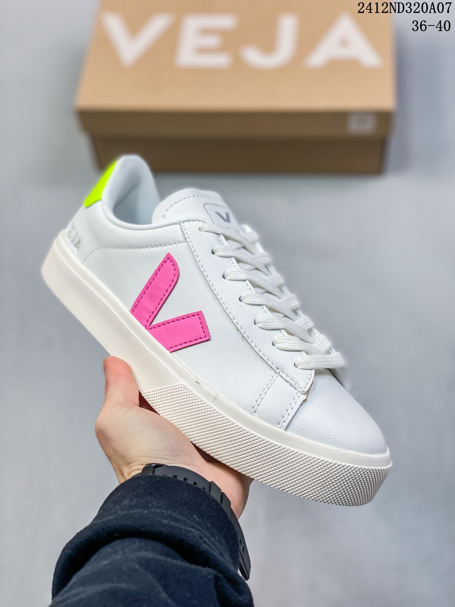 💰90
💯男女鞋，采用硬质皮革鞋面材质，鞋垫嵌入舒适PU乳胶材质及透气帆布内里，外置耐磨橡胶大底❗️极简日常穿搭网红款小白鞋，法国国民板鞋品牌·维佳Veja Esplar Leather Low Sneakers埃斯普拉系列低帮经典百搭薄底休闲运动小白板鞋 
12ND320A07