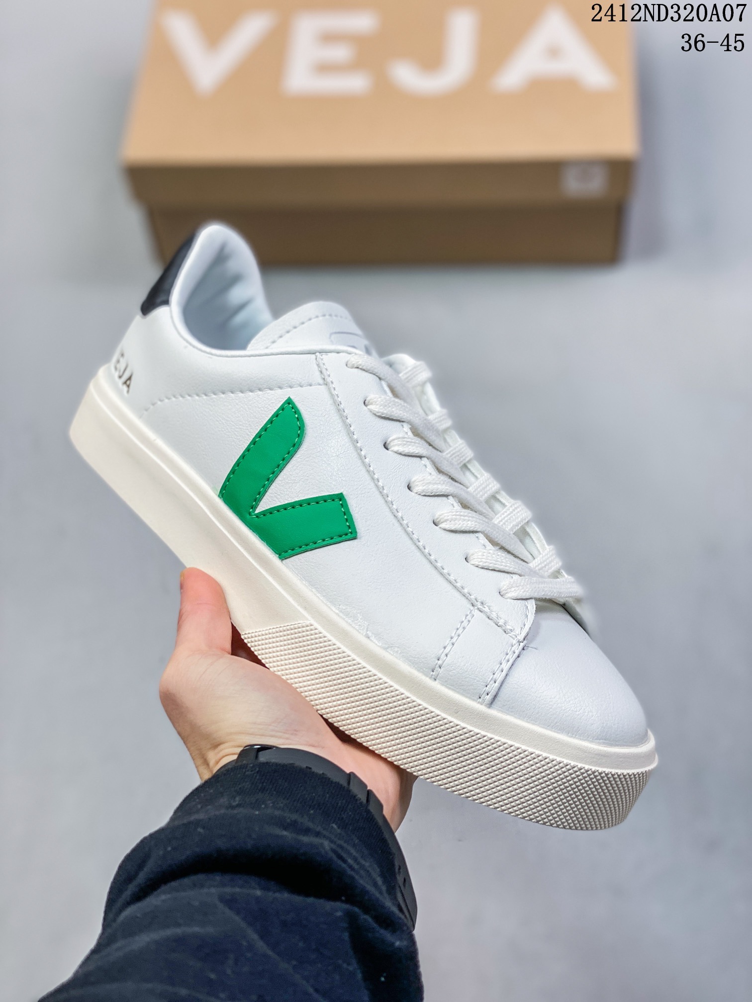🈴💰90
💯男女鞋，采用硬质皮革鞋面材质，鞋垫嵌入舒适PU乳胶材质及透气帆布内里，外置耐磨橡胶大底❗️极简日常穿搭网红款小白鞋，法国国民板鞋品牌·维佳Veja Esplar Leather Low Sneakers埃斯普拉系列低帮经典百搭薄底休闲运动小白板鞋 
12ND320A07
