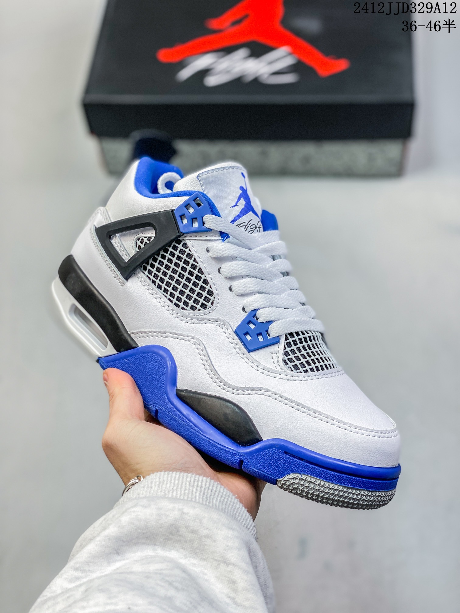 💰110 ID:xnm Air Jordan 4 Retro AJ4 乔丹4代 aj4 乔4 乔丹篮球鞋系列 承袭了 Black Cat 的劲酷风范，眼前的这双 Air Jordan 4 配色再度带来 4 代鞋型的巅峰体验！以黑色材质完整呈现于鞋面，带来细腻又奢华的视觉感受。鞋身的细节配件则以不同的光泽效果，进一步凸显华丽质感，让这双黑色鞋款在低调之余，又有不凡的时尚气质。 尺码：36-47