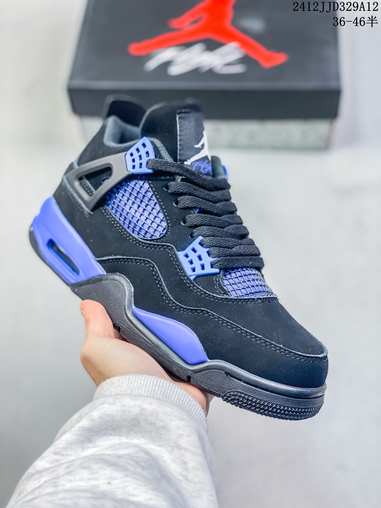 💰110 ID:xnm Air Jordan 4 Retro AJ4 乔丹4代 aj4 乔4 乔丹篮球鞋系列 承袭了 Black Cat 的劲酷风范，眼前的这双 Air Jordan 4 配色再度带来 4 代鞋型的巅峰体验！以黑色材质完整呈现于鞋面，带来细腻又奢华的视觉感受。鞋身的细节配件则以不同的光泽效果，进一步凸显华丽质感，让这双黑色鞋款在低调之余，又有不凡的时尚气质。 尺码：36-47