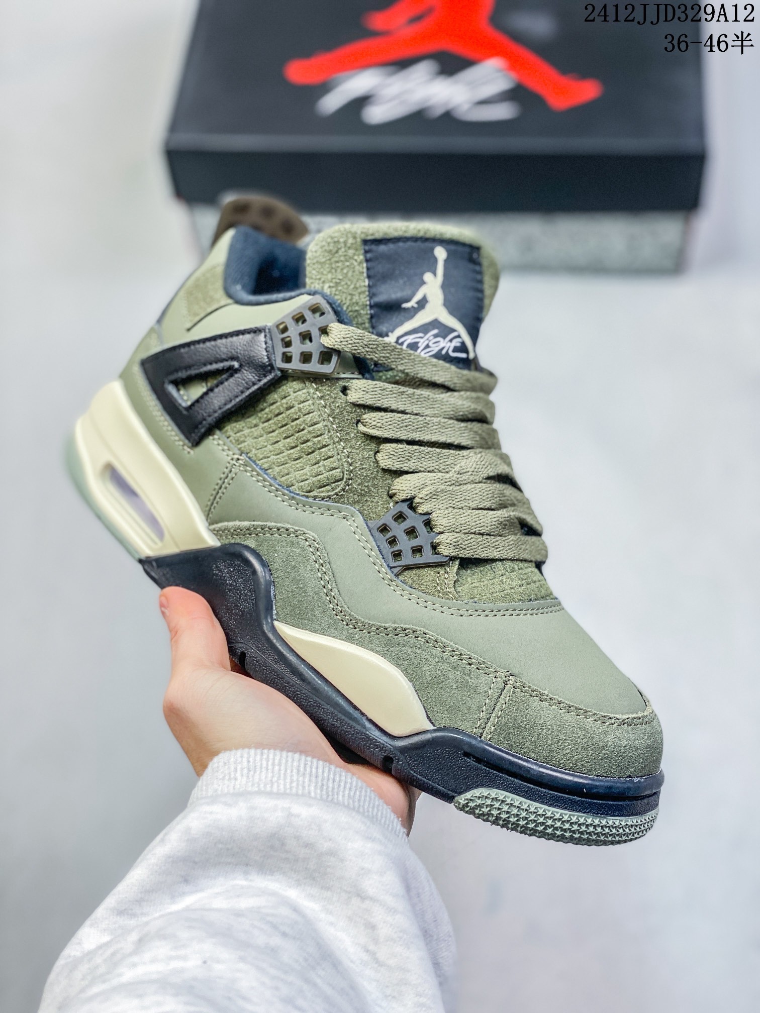 💰110 ID:xnm Air Jordan 4 Retro AJ4 乔丹4代 aj4 乔4 乔丹篮球鞋系列 承袭了 Black Cat 的劲酷风范，眼前的这双 Air Jordan 4 配色再度带来 4 代鞋型的巅峰体验！以黑色材质完整呈现于鞋面，带来细腻又奢华的视觉感受。鞋身的细节配件则以不同的光泽效果，进一步凸显华丽质感，让这双黑色鞋款在低调之余，又有不凡的时尚气质。 尺码：36-47