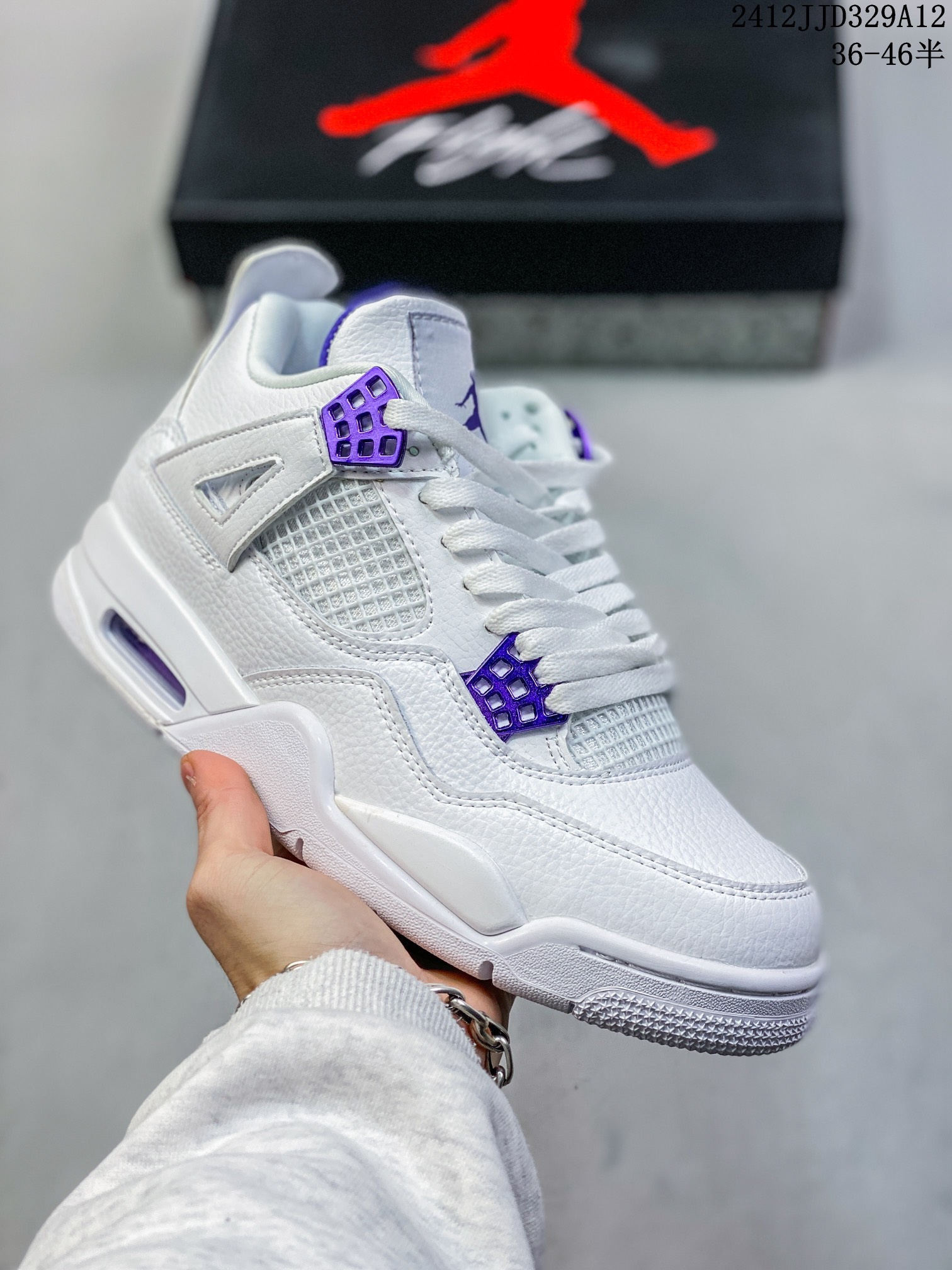 ID:xnm Air Jordan 4 Retro AJ4 乔丹4代 aj4 乔4 乔丹篮球鞋系列 承袭了 Black Cat 的劲酷风范,眼前的这双 Air Jordan 4 配色再度带来 4 代鞋型的巅峰体验!以黑色材质完整呈现于鞋面,带来细腻又奢华的视觉感受.鞋身的细节配件则以不同的光泽效果,进一步凸显华丽质感,让这双黑色鞋款在低调之余,又有不凡的时尚气质.