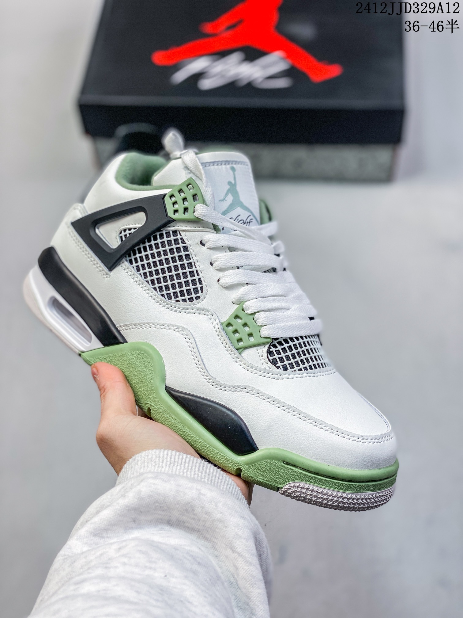 ID:xnm Air Jordan 4 Retro AJ4 乔丹4代 aj4 乔4 乔丹篮球鞋系列 承袭了 Black Cat 的劲酷风范,眼前的这双 Air Jordan 4 配色再度带来 4 代鞋型的巅峰体验!以黑色材质完整呈现于鞋面,带来细腻又奢华的视觉感受.鞋身的细节配件则以不同的光泽效果,进一步凸显华丽质感,让这双黑色鞋款在低调之余,又有不凡的时尚气质.