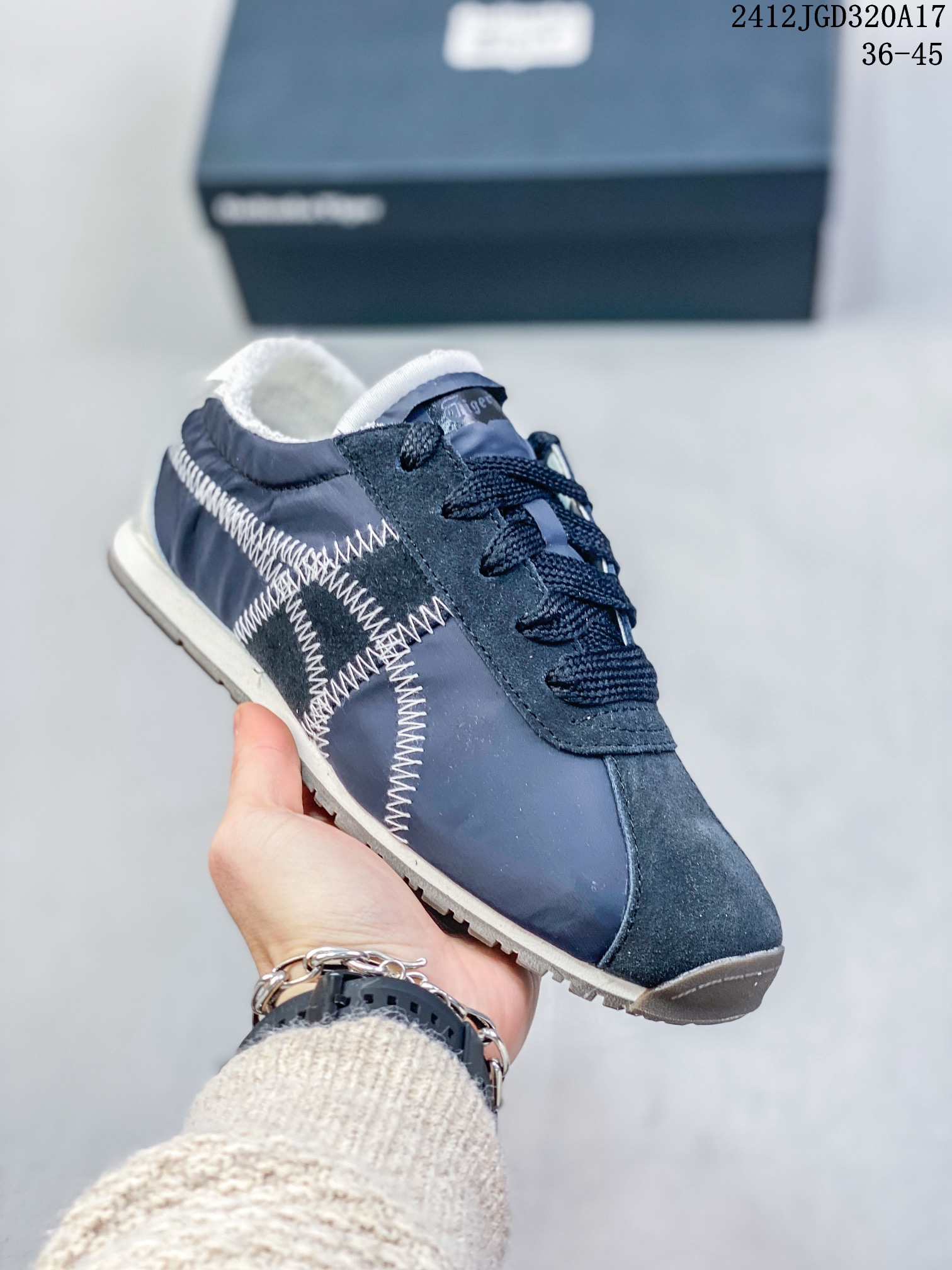 💰120
Onitsuka Tiger鬼塚虎 新款时尚舒适休闲运动鞋 TIGER CORSAIR A55跑步鞋#OnitsukaTiger##鬼塚虎#全新TIGER CORSAIR™ A55鞋款，作为鬼塚虎品牌创立75周年纪念之作，以1970 年代慢跑热潮先驱的经典鞋履 TIGER CORSAIR™为原型，以现代视角崭新演绎。轻薄鞋身搭配出色缓震鞋底，精妙平衡舒适与时尚。

货号：1183C317-021
尺码：36-45含半码
编码：12JGD320A17