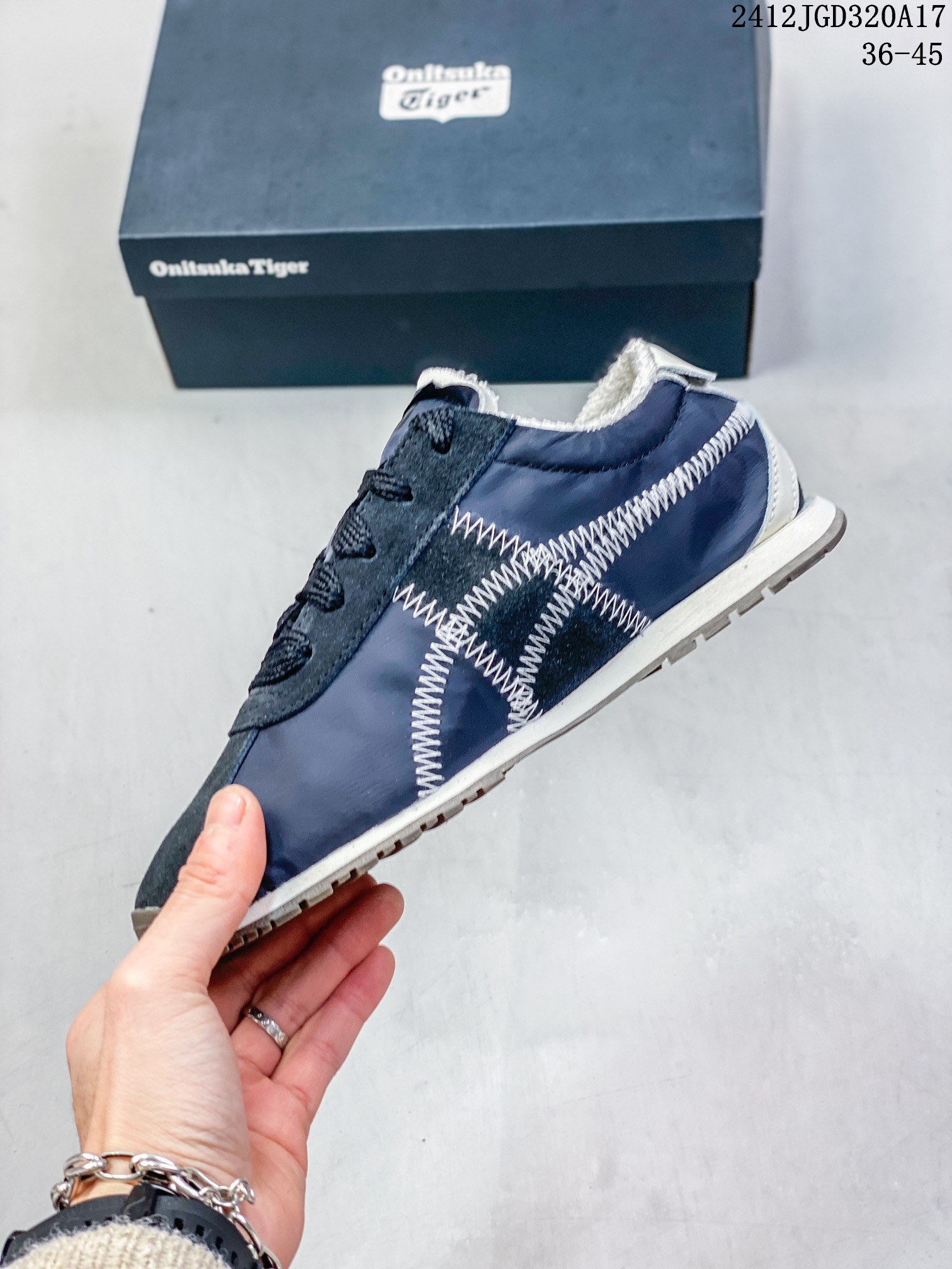 💰120
Onitsuka Tiger鬼塚虎 新款时尚舒适休闲运动鞋 TIGER CORSAIR A55跑步鞋#OnitsukaTiger##鬼塚虎#全新TIGER CORSAIR™ A55鞋款,作为鬼塚虎品牌创立75周年纪念之作,以1970 年代慢跑热潮先驱的经典鞋履 TIGER CORSAIR™为原型,以现代视角崭新演绎。轻薄鞋身搭配出色缓震鞋底,精妙平衡舒适与时尚。
货号:1183C317-021
尺码:36-45含半码
编码:12JGD320A17