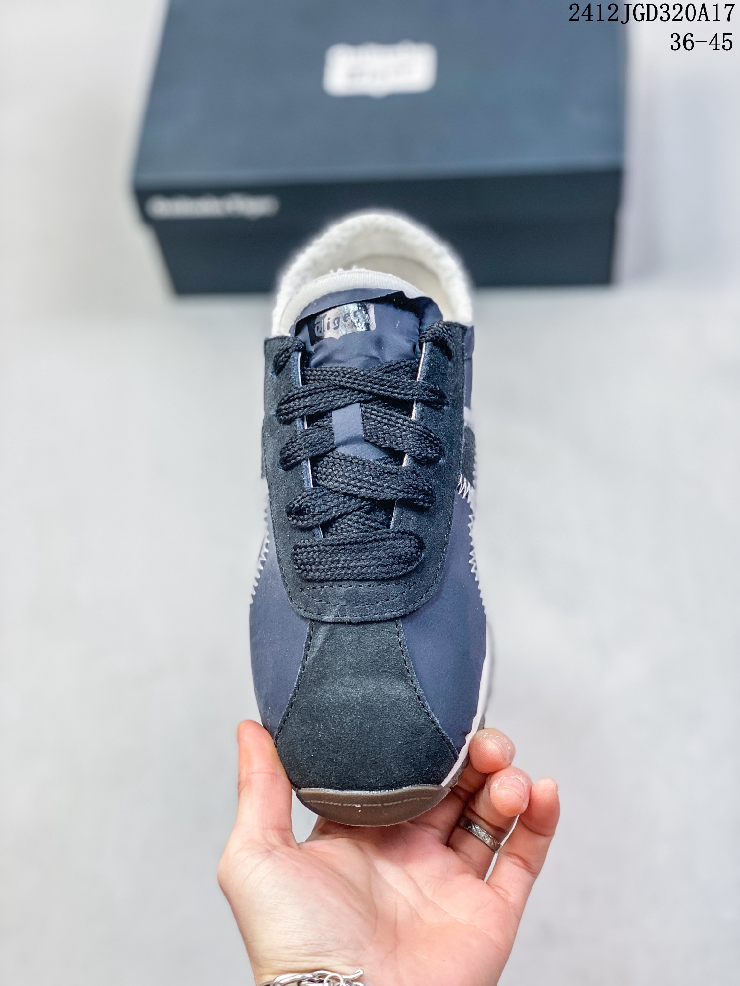 💰120
Onitsuka Tiger鬼塚虎 新款时尚舒适休闲运动鞋 TIGER CORSAIR A55跑步鞋#OnitsukaTiger##鬼塚虎#全新TIGER CORSAIR™ A55鞋款,作为鬼塚虎品牌创立75周年纪念之作,以1970 年代慢跑热潮先驱的经典鞋履 TIGER CORSAIR™为原型,以现代视角崭新演绎。轻薄鞋身搭配出色缓震鞋底,精妙平衡舒适与时尚。
货号:1183C317-021
尺码:36-45含半码
编码:12JGD320A17
