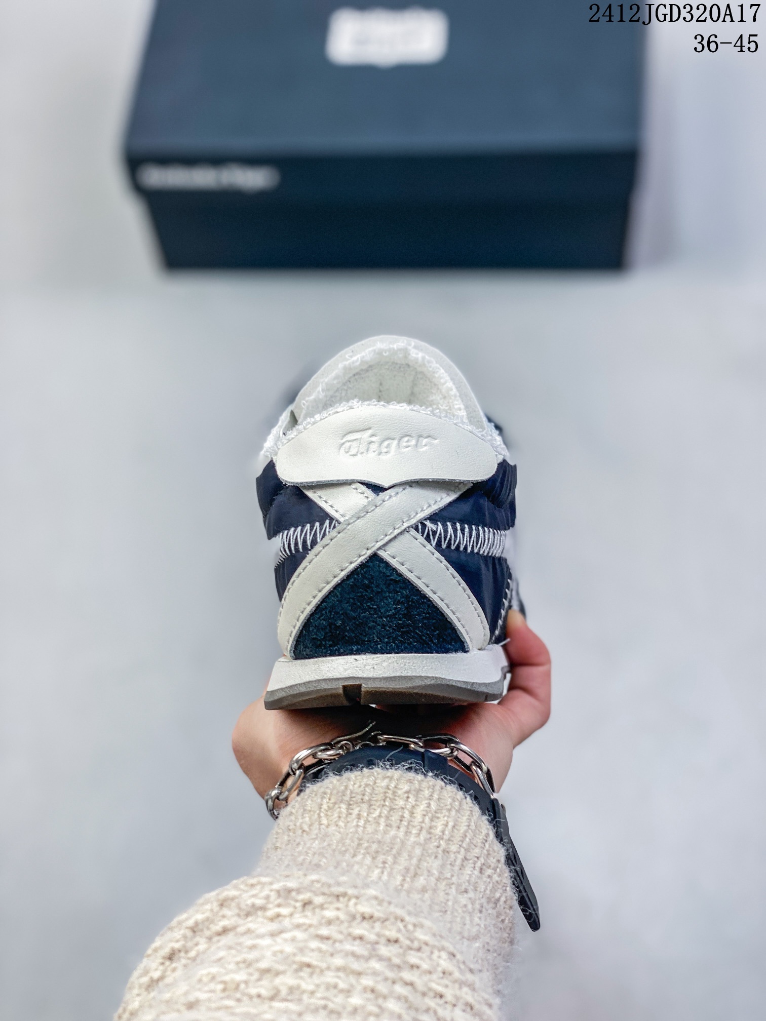 💰120
Onitsuka Tiger鬼塚虎 新款时尚舒适休闲运动鞋 TIGER CORSAIR A55跑步鞋#OnitsukaTiger##鬼塚虎#全新TIGER CORSAIR™ A55鞋款,作为鬼塚虎品牌创立75周年纪念之作,以1970 年代慢跑热潮先驱的经典鞋履 TIGER CORSAIR™为原型,以现代视角崭新演绎。轻薄鞋身搭配出色缓震鞋底,精妙平衡舒适与时尚。
货号:1183C317-021
尺码:36-45含半码
编码:12JGD320A17