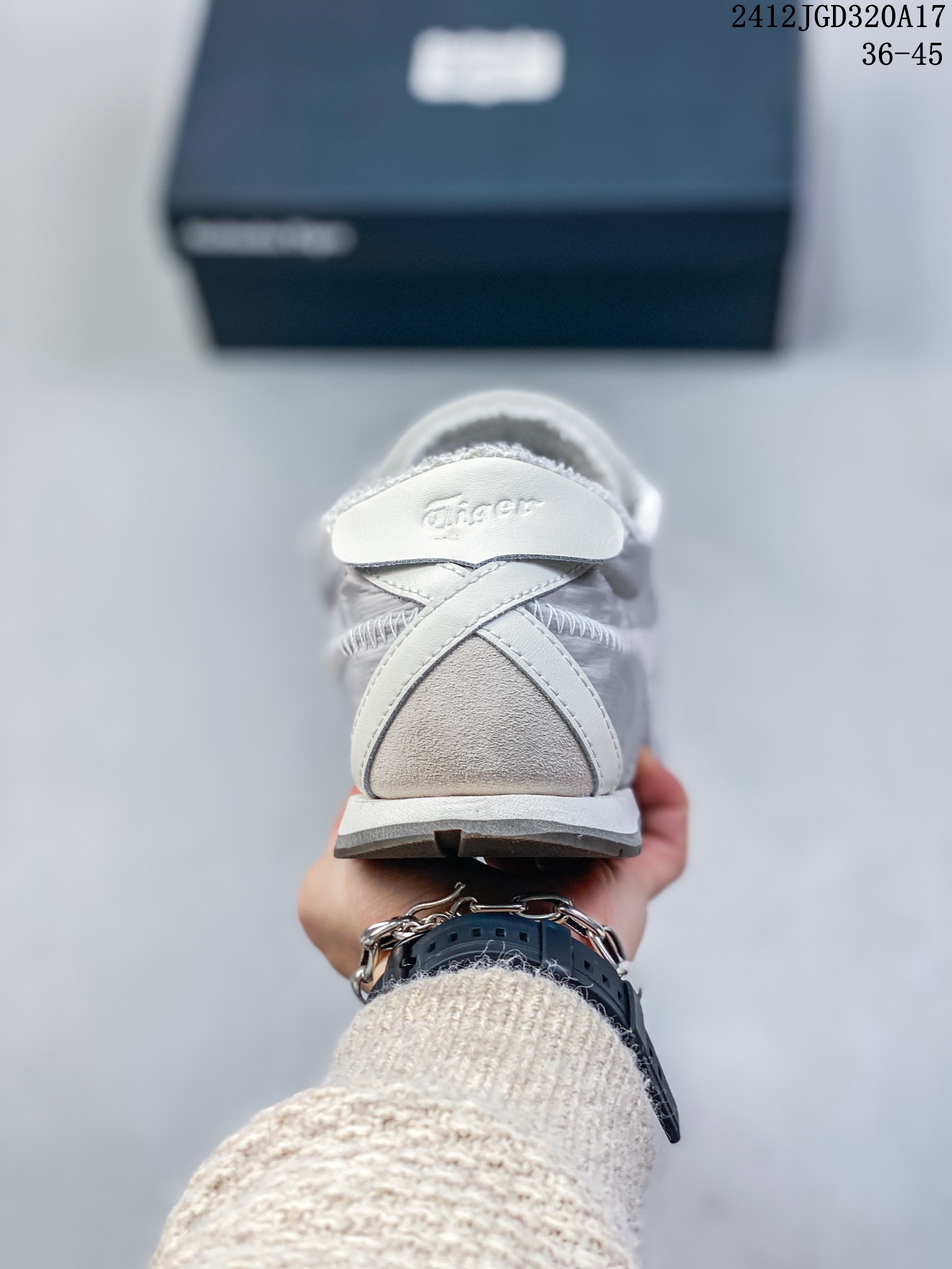 💰120
Onitsuka Tiger鬼塚虎 新款时尚舒适休闲运动鞋 TIGER CORSAIR A55跑步鞋#OnitsukaTiger##鬼塚虎#全新TIGER CORSAIR™ A55鞋款,作为鬼塚虎品牌创立75周年纪念之作,以1970 年代慢跑热潮先驱的经典鞋履 TIGER CORSAIR™为原型,以现代视角崭新演绎。轻薄鞋身搭配出色缓震鞋底,精妙平衡舒适与时尚。
货号:1183C317-021
尺码:36-45含半码
编码:12JGD320A17