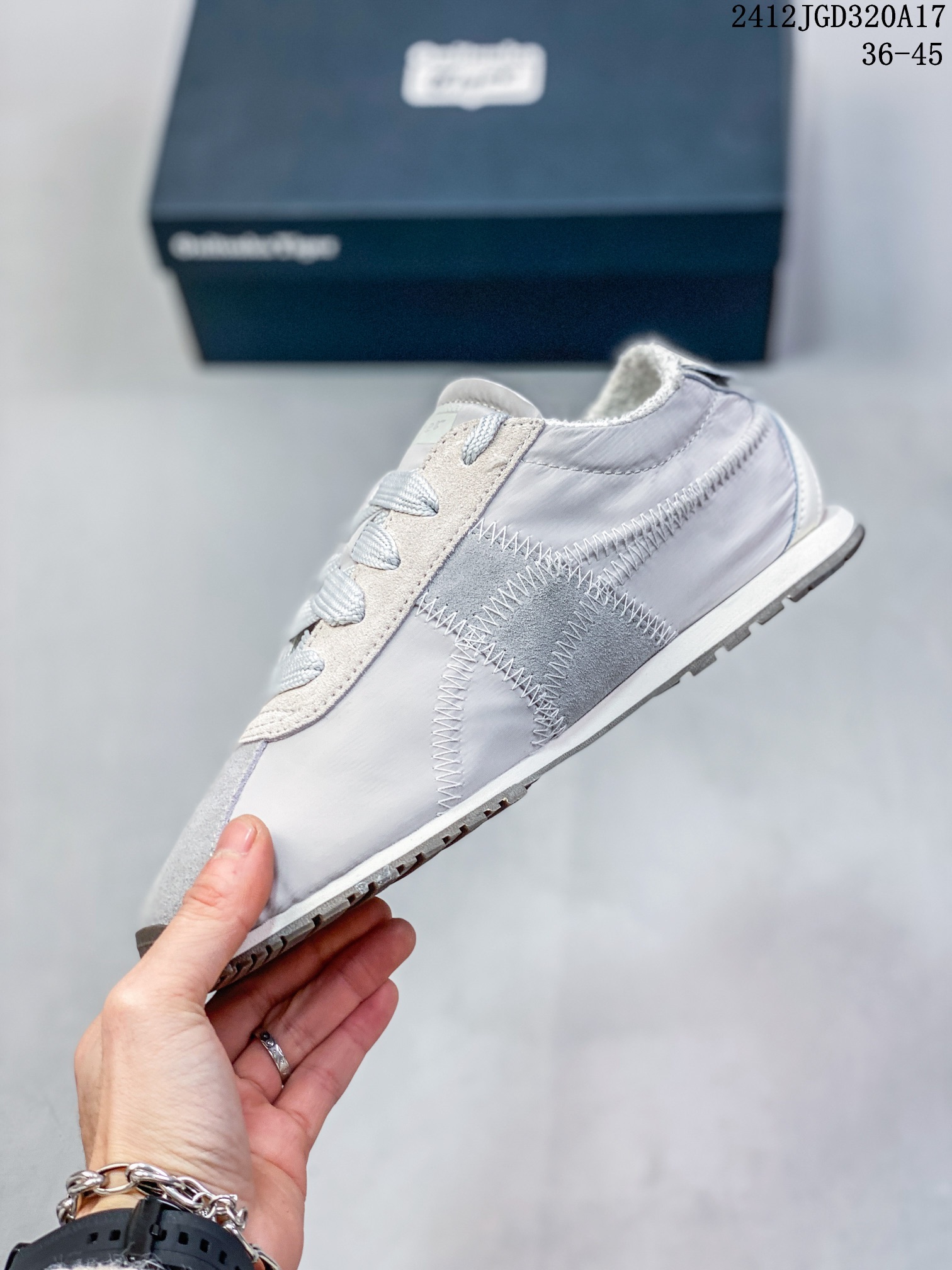 💰120
Onitsuka Tiger鬼塚虎 新款时尚舒适休闲运动鞋 TIGER CORSAIR A55跑步鞋#OnitsukaTiger##鬼塚虎#全新TIGER CORSAIR™ A55鞋款,作为鬼塚虎品牌创立75周年纪念之作,以1970 年代慢跑热潮先驱的经典鞋履 TIGER CORSAIR™为原型,以现代视角崭新演绎。轻薄鞋身搭配出色缓震鞋底,精妙平衡舒适与时尚。
货号:1183C317-021
尺码:36-45含半码
编码:12JGD320A17