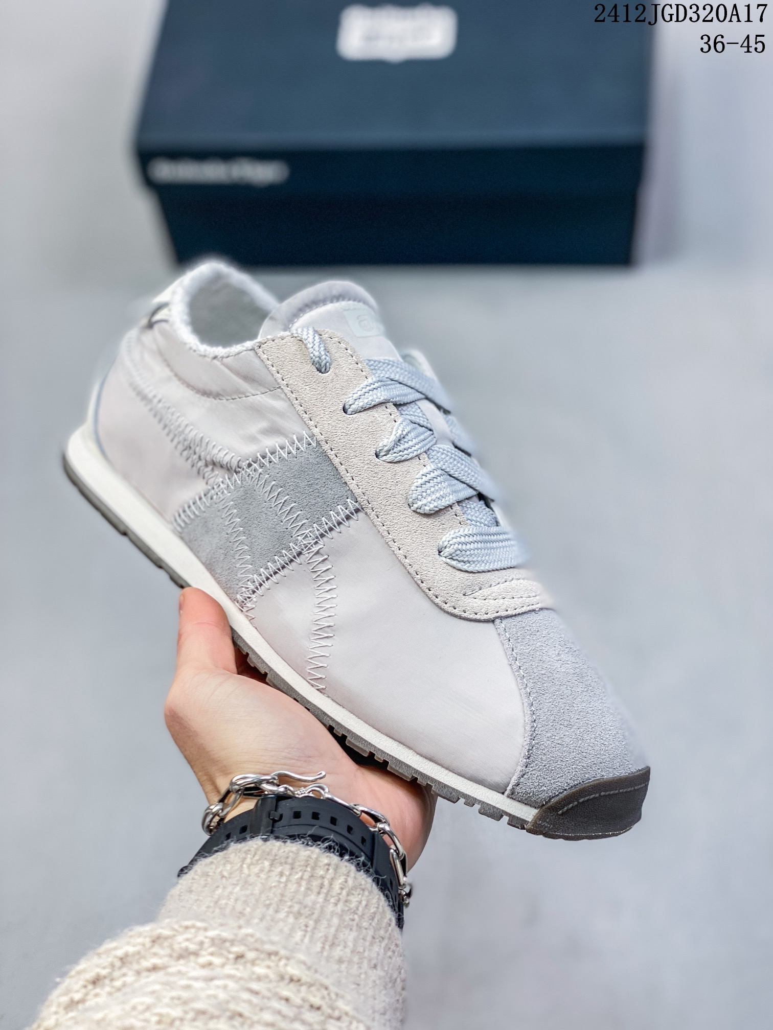 💰120
Onitsuka Tiger鬼塚虎 新款时尚舒适休闲运动鞋 TIGER CORSAIR A55跑步鞋#OnitsukaTiger##鬼塚虎#全新TIGER CORSAIR™ A55鞋款，作为鬼塚虎品牌创立75周年纪念之作，以1970 年代慢跑热潮先驱的经典鞋履 TIGER CORSAIR™为原型，以现代视角崭新演绎。轻薄鞋身搭配出色缓震鞋底，精妙平衡舒适与时尚。

货号：1183C317-021
尺码：36-45含半码
编码：12JGD320A17