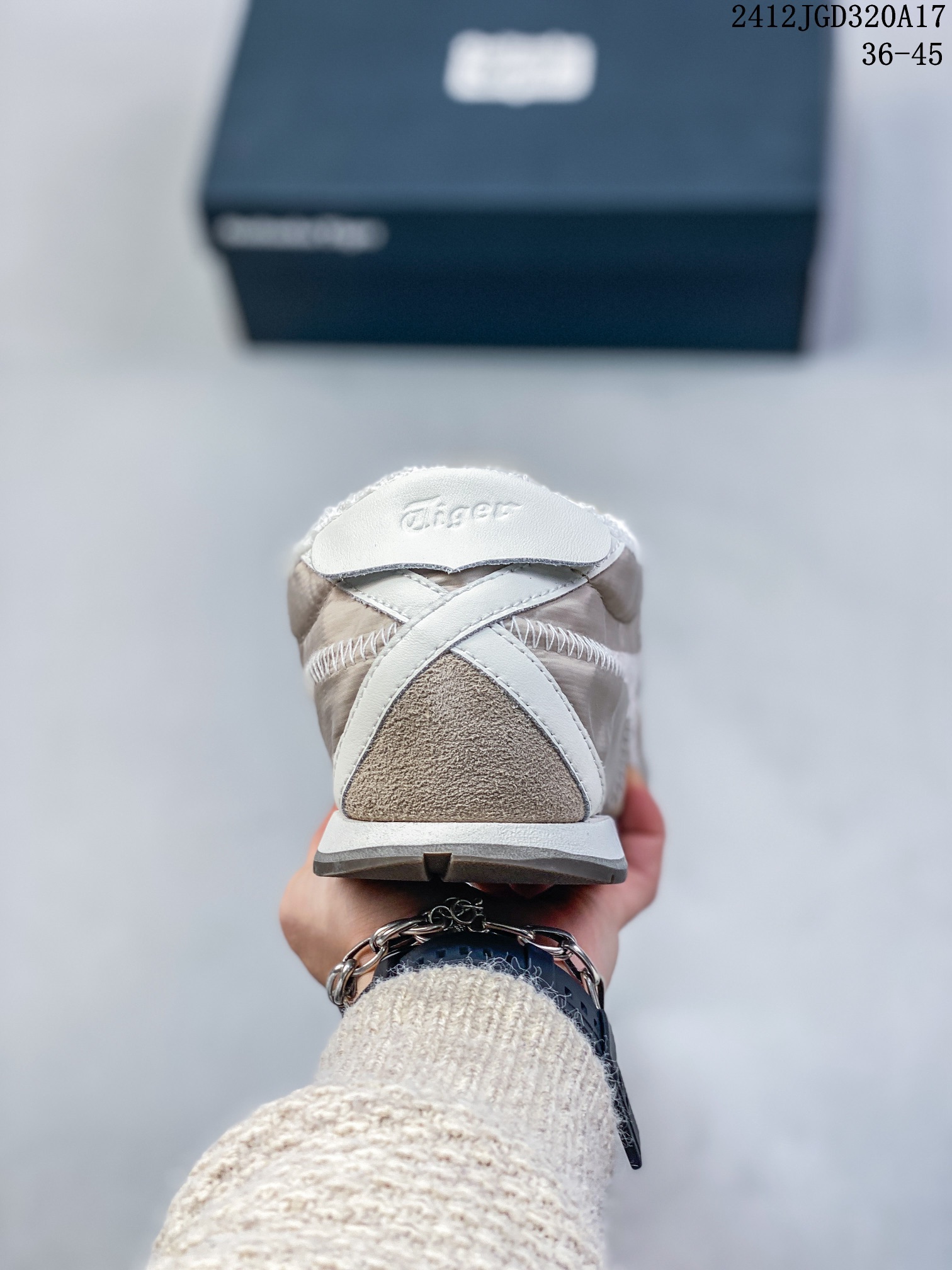 💰120
Onitsuka Tiger鬼塚虎 新款时尚舒适休闲运动鞋 TIGER CORSAIR A55跑步鞋#OnitsukaTiger##鬼塚虎#全新TIGER CORSAIR™ A55鞋款,作为鬼塚虎品牌创立75周年纪念之作,以1970 年代慢跑热潮先驱的经典鞋履 TIGER CORSAIR™为原型,以现代视角崭新演绎。轻薄鞋身搭配出色缓震鞋底,精妙平衡舒适与时尚。
货号:1183C317-021
尺码:36-45含半码
编码:12JGD320A17