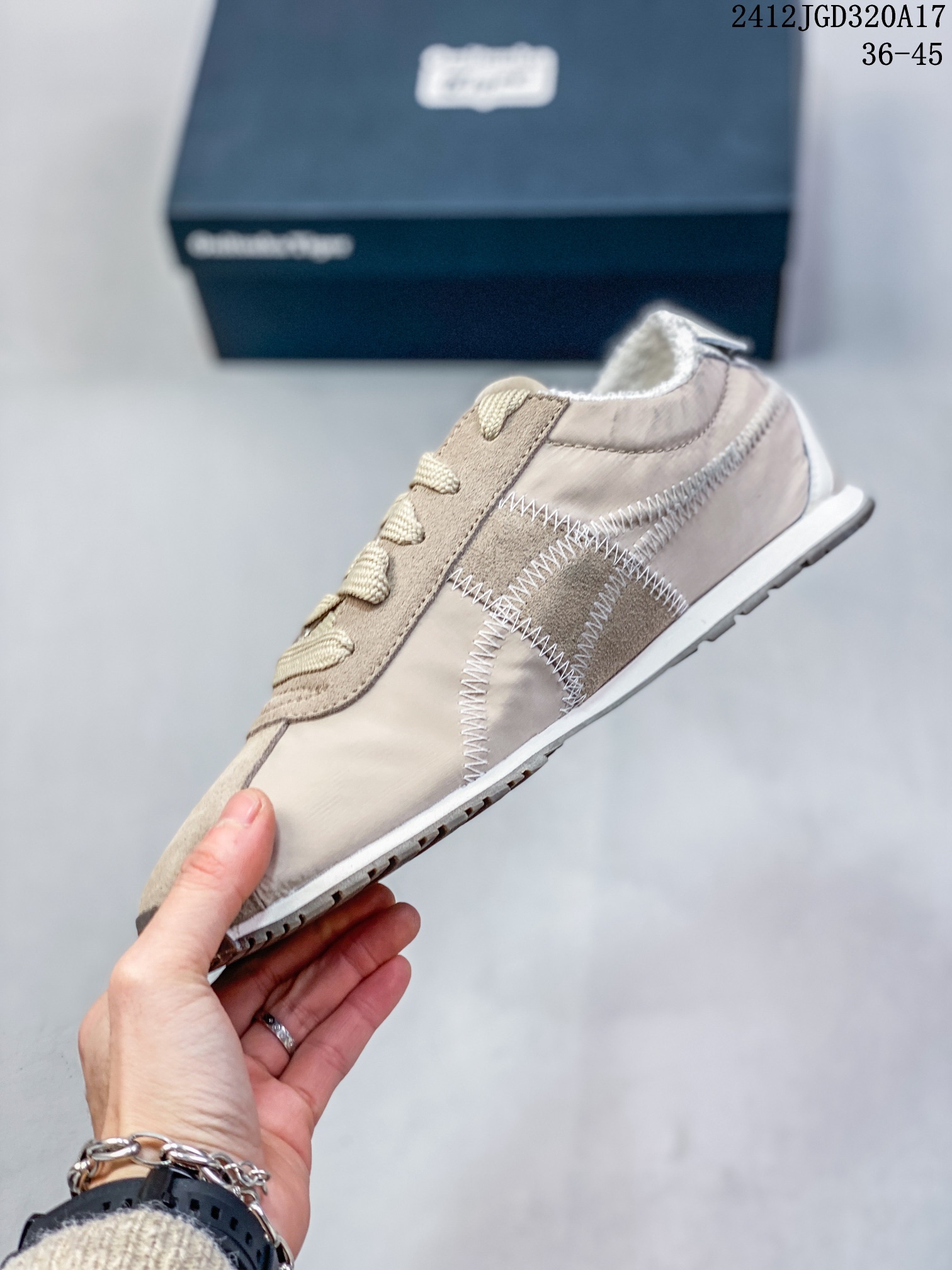💰120
Onitsuka Tiger鬼塚虎 新款时尚舒适休闲运动鞋 TIGER CORSAIR A55跑步鞋#OnitsukaTiger##鬼塚虎#全新TIGER CORSAIR™ A55鞋款,作为鬼塚虎品牌创立75周年纪念之作,以1970 年代慢跑热潮先驱的经典鞋履 TIGER CORSAIR™为原型,以现代视角崭新演绎。轻薄鞋身搭配出色缓震鞋底,精妙平衡舒适与时尚。
货号:1183C317-021
尺码:36-45含半码
编码:12JGD320A17