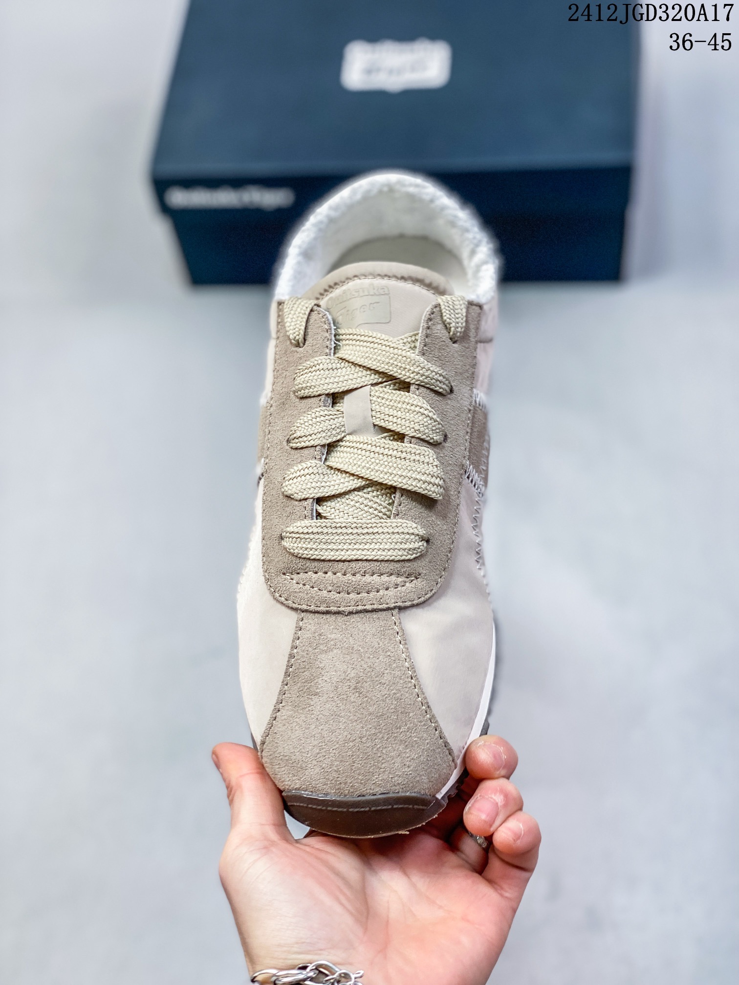 💰120
Onitsuka Tiger鬼塚虎 新款时尚舒适休闲运动鞋 TIGER CORSAIR A55跑步鞋#OnitsukaTiger##鬼塚虎#全新TIGER CORSAIR™ A55鞋款,作为鬼塚虎品牌创立75周年纪念之作,以1970 年代慢跑热潮先驱的经典鞋履 TIGER CORSAIR™为原型,以现代视角崭新演绎。轻薄鞋身搭配出色缓震鞋底,精妙平衡舒适与时尚。
货号:1183C317-021
尺码:36-45含半码
编码:12JGD320A17