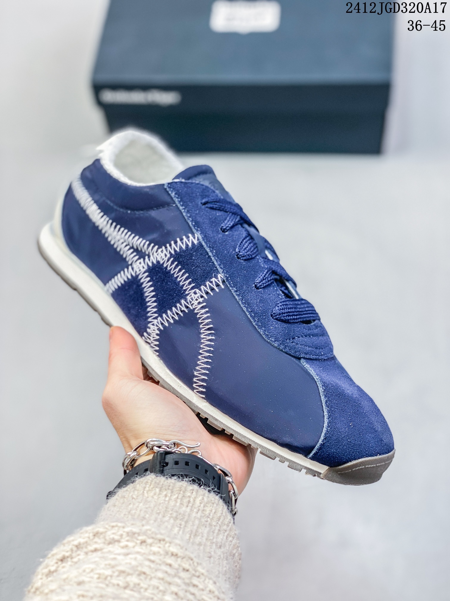 🈴💰120
Onitsuka Tiger鬼塚虎 新款时尚舒适休闲运动鞋 TIGER CORSAIR A55跑步鞋#OnitsukaTiger##鬼塚虎#全新TIGER CORSAIR™ A55鞋款，作为鬼塚虎品牌创立75周年纪念之作，以1970 年代慢跑热潮先驱的经典鞋履 TIGER CORSAIR™为原型，以现代视角崭新演绎。轻薄鞋身搭配出色缓震鞋底，精妙平衡舒适与时尚。

货号：1183C317-021
尺码：36-45含半码
编码：12JGD320A17
