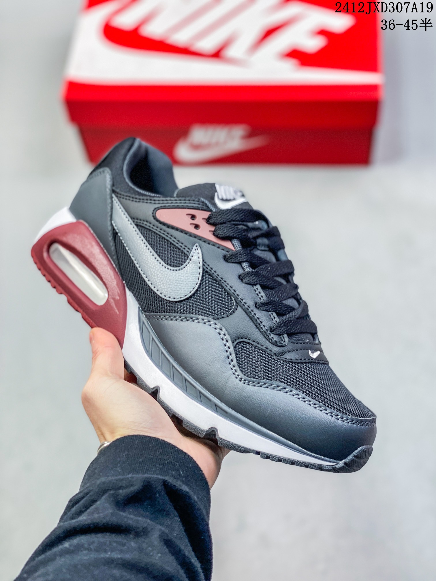 💰140 公司级✅耐克Air Max Correlate 男女子气垫缓震耐磨运动鞋时尚潮流休闲透气跑步鞋 选用网眼鞋面，脚感舒适透气。鞋舌、鞋侧及后跟处饰有品牌标识，简约大气又时尚。采用经典系带开合方式，可自由调节松紧度。泡棉中底搭载Max Air气垫，具有良好的回弹性及缓震性能。橡胶外底可防滑耐磨，提升抓地力。 透气鞋面搭配耐穿覆面，带来复古风格外观 Max Air 缓震设计，打造轻盈灵敏的响应性能 橡胶华夫格外底，铸就出众抓地力 柔软的泡棉中底，轻盈缓震 12JXD307A19