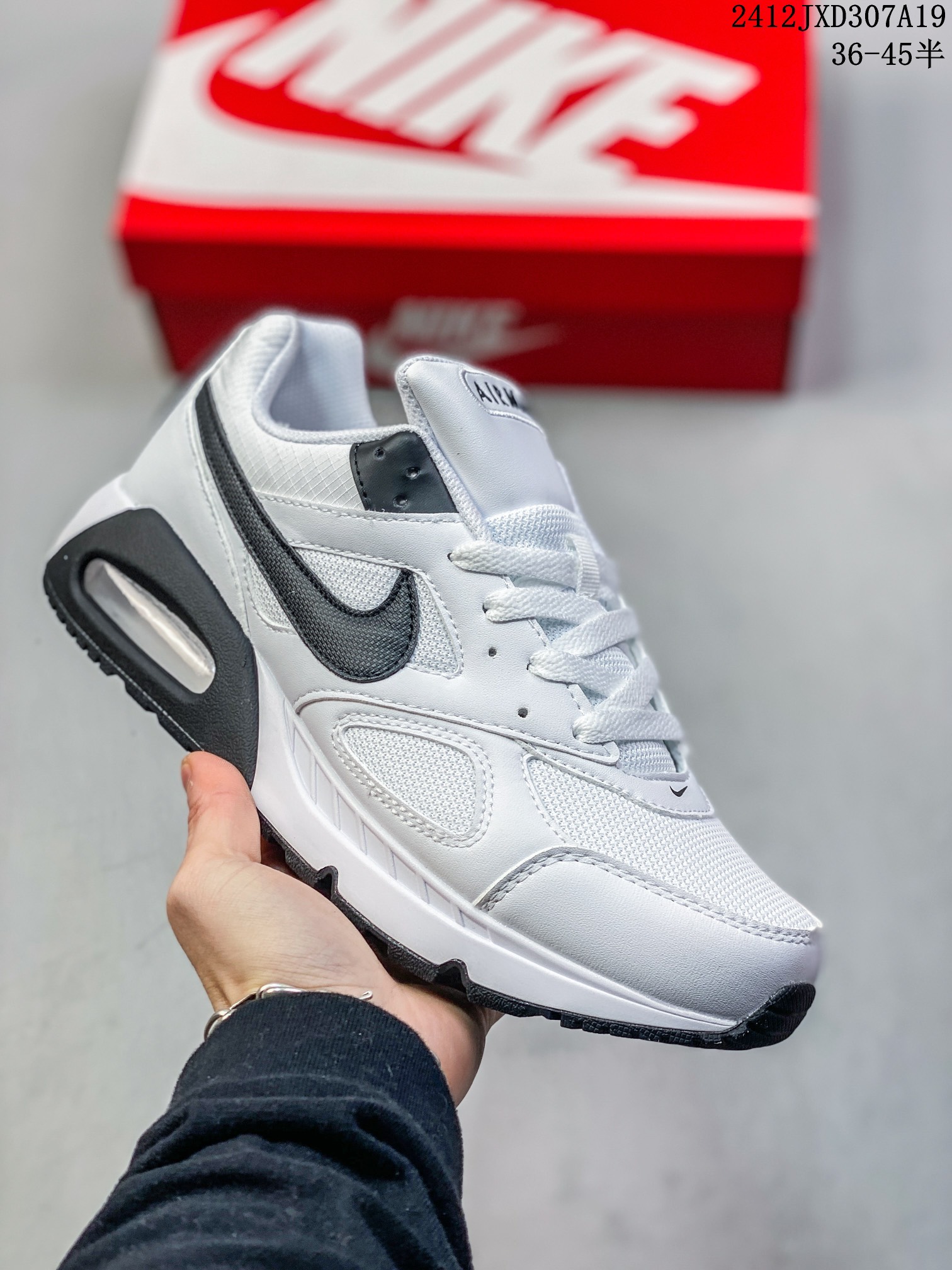 💰140 公司级✅耐克Air Max Correlate 男女子气垫缓震耐磨运动鞋时尚潮流休闲透气跑步鞋 选用网眼鞋面，脚感舒适透气。鞋舌、鞋侧及后跟处饰有品牌标识，简约大气又时尚。采用经典系带开合方式，可自由调节松紧度。泡棉中底搭载Max Air气垫，具有良好的回弹性及缓震性能。橡胶外底可防滑耐磨，提升抓地力。 透气鞋面搭配耐穿覆面，带来复古风格外观 Max Air 缓震设计，打造轻盈灵敏的响应性能 橡胶华夫格外底，铸就出众抓地力 柔软的泡棉中底，轻盈缓震 12JXD307A19