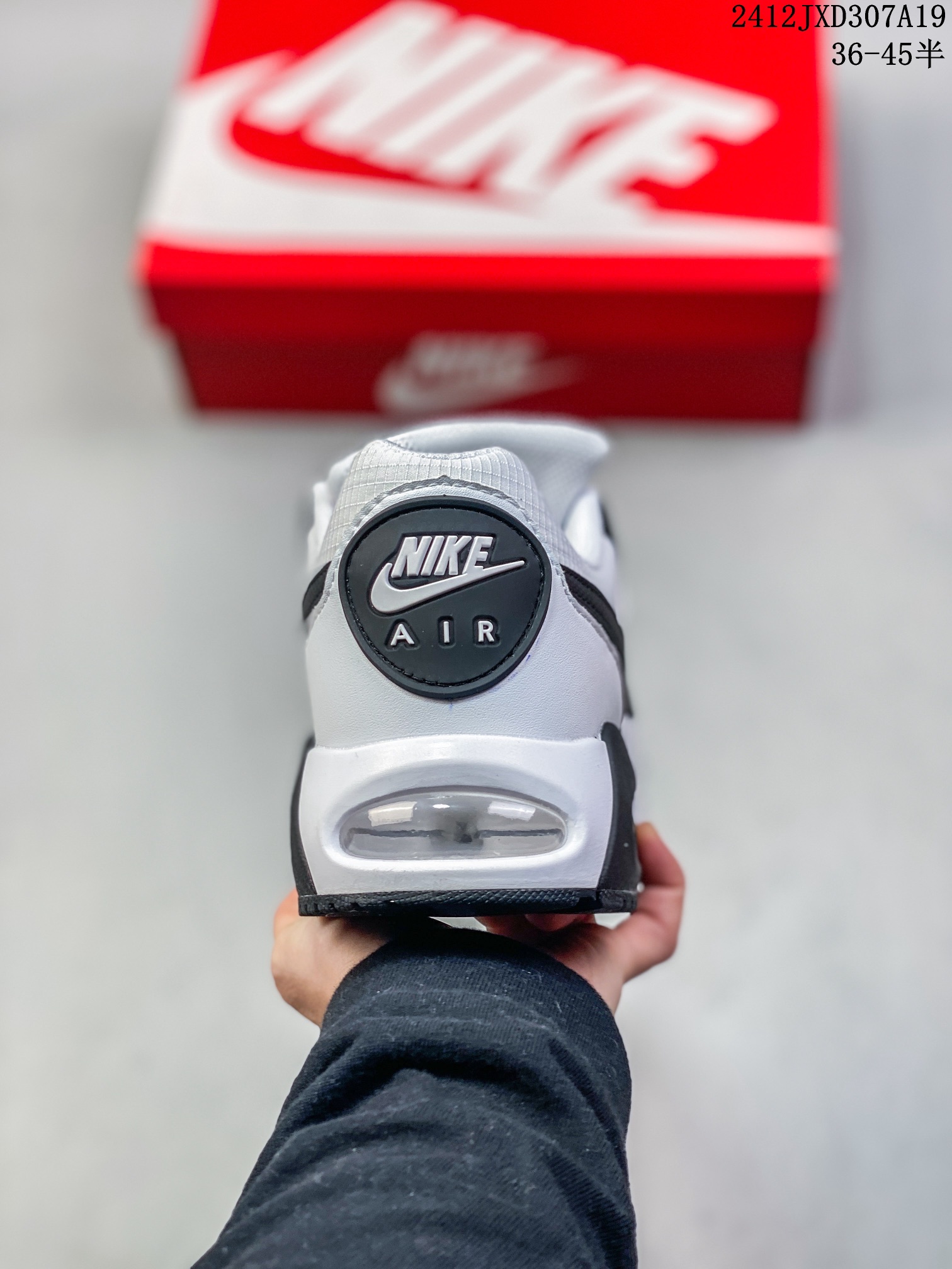 💰140 公司级✅耐克Air Max Correlate 男女子气垫缓震耐磨运动鞋时尚潮流休闲透气跑步鞋 选用网眼鞋面，脚感舒适透气。鞋舌、鞋侧及后跟处饰有品牌标识，简约大气又时尚。采用经典系带开合方式，可自由调节松紧度。泡棉中底搭载Max Air气垫，具有良好的回弹性及缓震性能。橡胶外底可防滑耐磨，提升抓地力。 透气鞋面搭配耐穿覆面，带来复古风格外观 Max Air 缓震设计，打造轻盈灵敏的响应性能 橡胶华夫格外底，铸就出众抓地力 柔软的泡棉中底，轻盈缓震 12JXD307A19