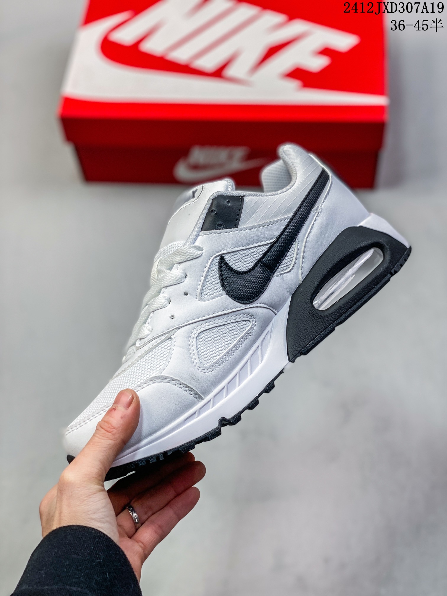 💰140 公司级✅耐克Air Max Correlate 男女子气垫缓震耐磨运动鞋时尚潮流休闲透气跑步鞋 选用网眼鞋面，脚感舒适透气。鞋舌、鞋侧及后跟处饰有品牌标识，简约大气又时尚。采用经典系带开合方式，可自由调节松紧度。泡棉中底搭载Max Air气垫，具有良好的回弹性及缓震性能。橡胶外底可防滑耐磨，提升抓地力。 透气鞋面搭配耐穿覆面，带来复古风格外观 Max Air 缓震设计，打造轻盈灵敏的响应性能 橡胶华夫格外底，铸就出众抓地力 柔软的泡棉中底，轻盈缓震 12JXD307A19