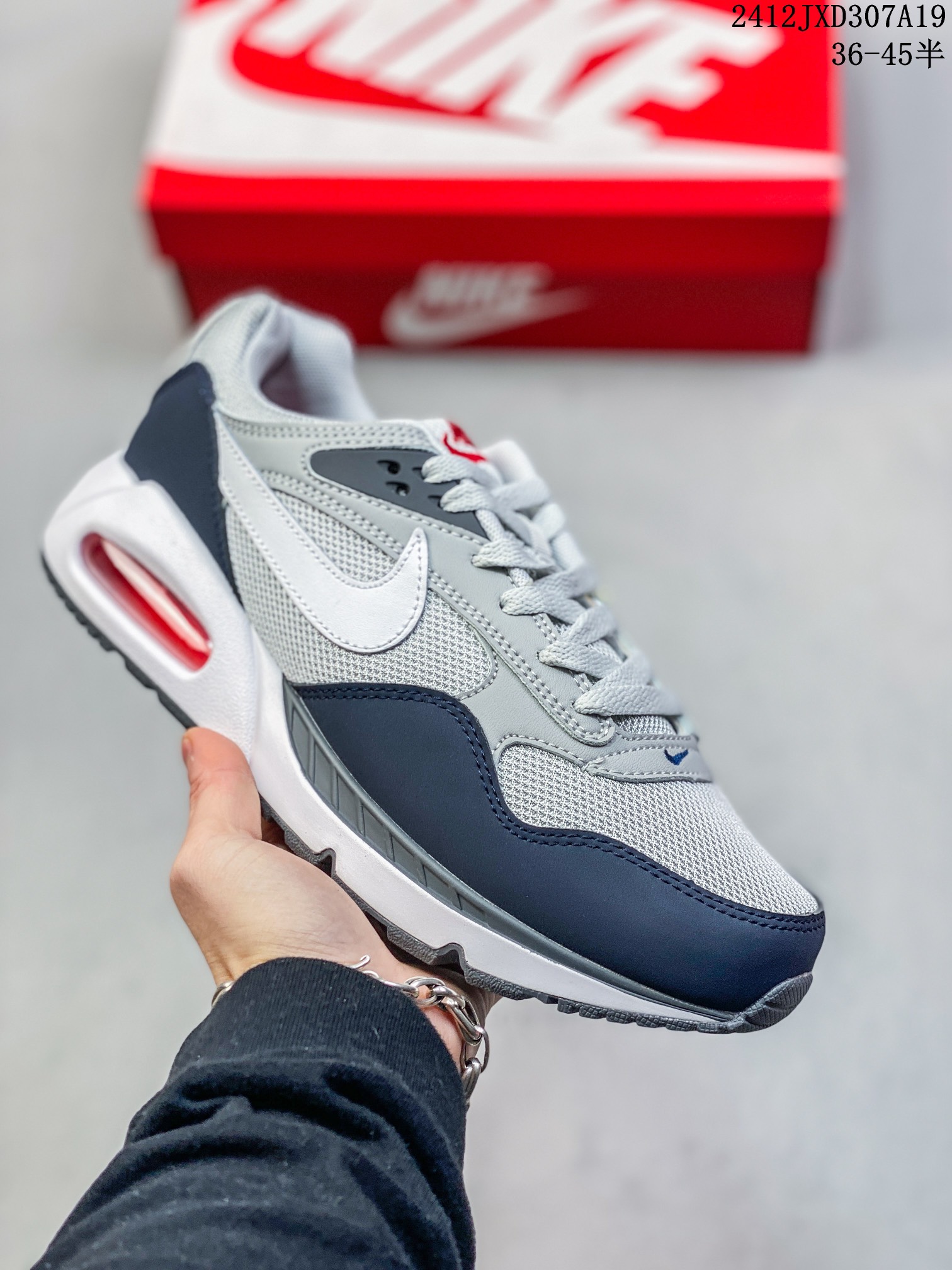 💰140 公司级✅耐克Air Max Correlate 男女子气垫缓震耐磨运动鞋时尚潮流休闲透气跑步鞋 选用网眼鞋面，脚感舒适透气。鞋舌、鞋侧及后跟处饰有品牌标识，简约大气又时尚。采用经典系带开合方式，可自由调节松紧度。泡棉中底搭载Max Air气垫，具有良好的回弹性及缓震性能。橡胶外底可防滑耐磨，提升抓地力。 透气鞋面搭配耐穿覆面，带来复古风格外观 Max Air 缓震设计，打造轻盈灵敏的响应性能 橡胶华夫格外底，铸就出众抓地力 柔软的泡棉中底，轻盈缓震 12JXD307A19