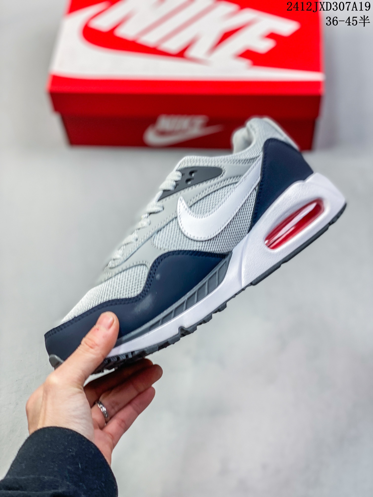 💰140 公司级✅耐克Air Max Correlate 男女子气垫缓震耐磨运动鞋时尚潮流休闲透气跑步鞋 选用网眼鞋面，脚感舒适透气。鞋舌、鞋侧及后跟处饰有品牌标识，简约大气又时尚。采用经典系带开合方式，可自由调节松紧度。泡棉中底搭载Max Air气垫，具有良好的回弹性及缓震性能。橡胶外底可防滑耐磨，提升抓地力。 透气鞋面搭配耐穿覆面，带来复古风格外观 Max Air 缓震设计，打造轻盈灵敏的响应性能 橡胶华夫格外底，铸就出众抓地力 柔软的泡棉中底，轻盈缓震 12JXD307A19