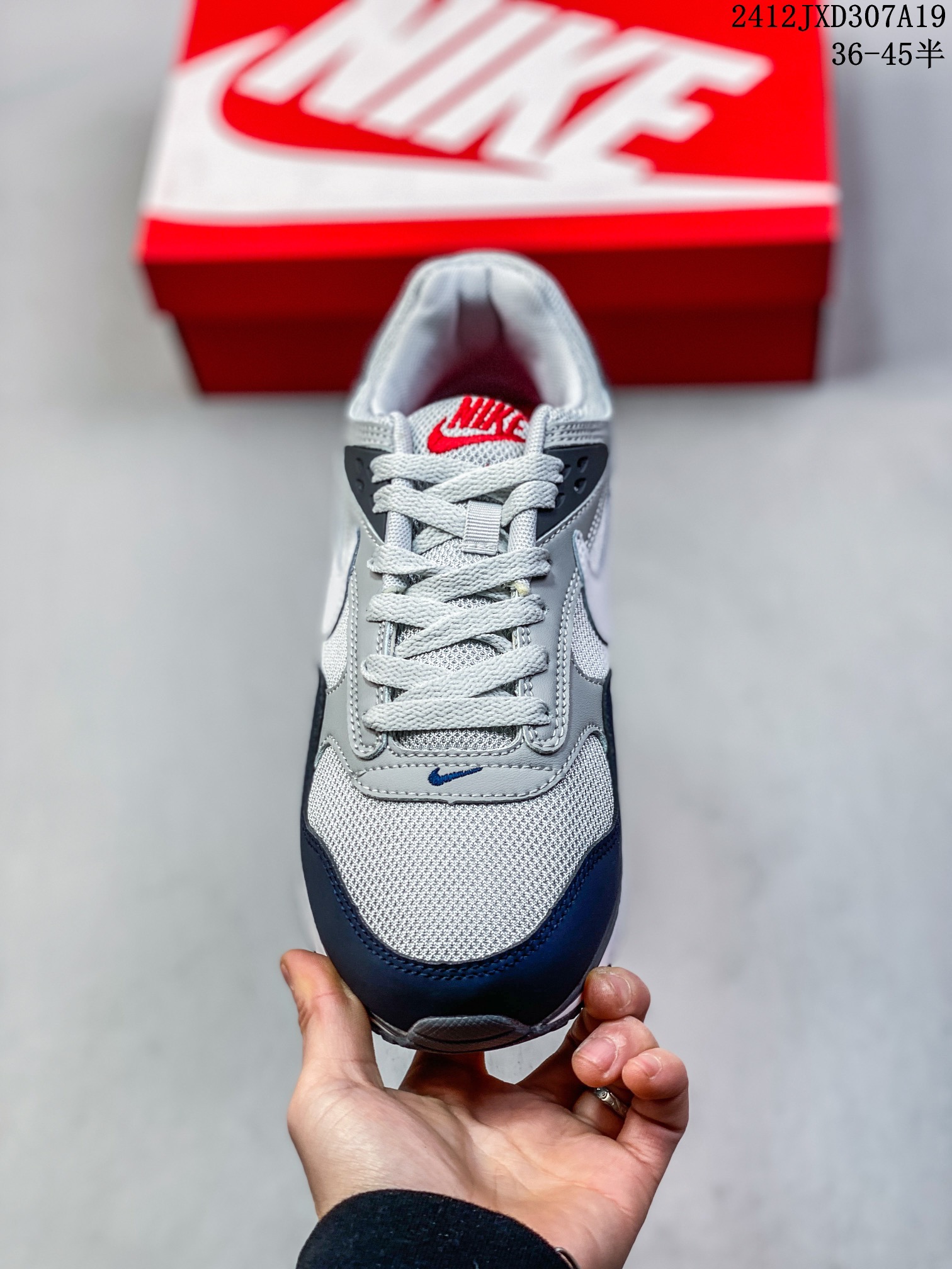 💰140 公司级✅耐克Air Max Correlate 男女子气垫缓震耐磨运动鞋时尚潮流休闲透气跑步鞋 选用网眼鞋面，脚感舒适透气。鞋舌、鞋侧及后跟处饰有品牌标识，简约大气又时尚。采用经典系带开合方式，可自由调节松紧度。泡棉中底搭载Max Air气垫，具有良好的回弹性及缓震性能。橡胶外底可防滑耐磨，提升抓地力。 透气鞋面搭配耐穿覆面，带来复古风格外观 Max Air 缓震设计，打造轻盈灵敏的响应性能 橡胶华夫格外底，铸就出众抓地力 柔软的泡棉中底，轻盈缓震 12JXD307A19