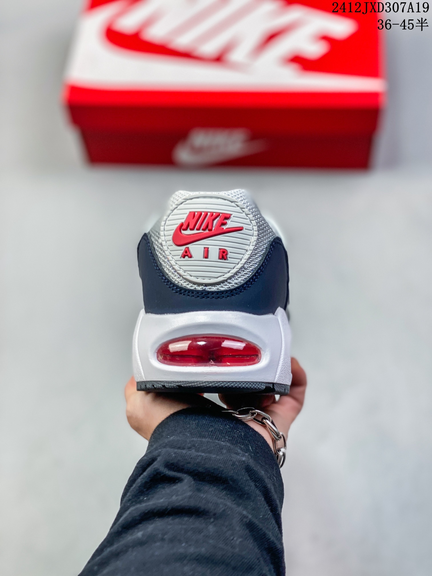 💰140 公司级✅耐克Air Max Correlate 男女子气垫缓震耐磨运动鞋时尚潮流休闲透气跑步鞋 选用网眼鞋面，脚感舒适透气。鞋舌、鞋侧及后跟处饰有品牌标识，简约大气又时尚。采用经典系带开合方式，可自由调节松紧度。泡棉中底搭载Max Air气垫，具有良好的回弹性及缓震性能。橡胶外底可防滑耐磨，提升抓地力。 透气鞋面搭配耐穿覆面，带来复古风格外观 Max Air 缓震设计，打造轻盈灵敏的响应性能 橡胶华夫格外底，铸就出众抓地力 柔软的泡棉中底，轻盈缓震 12JXD307A19