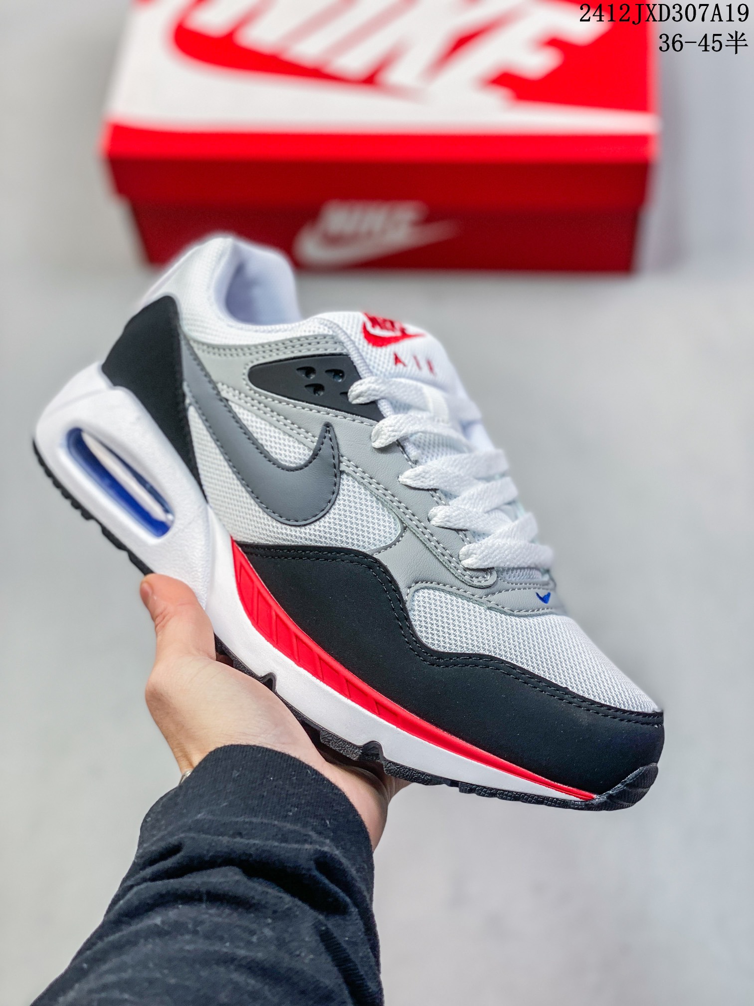 🈴💰140 公司级✅耐克Air Max Correlate 男女子气垫缓震耐磨运动鞋时尚潮流休闲透气跑步鞋 选用网眼鞋面，脚感舒适透气。鞋舌、鞋侧及后跟处饰有品牌标识，简约大气又时尚。采用经典系带开合方式，可自由调节松紧度。泡棉中底搭载Max Air气垫，具有良好的回弹性及缓震性能。橡胶外底可防滑耐磨，提升抓地力。 透气鞋面搭配耐穿覆面，带来复古风格外观 Max Air 缓震设计，打造轻盈灵敏的响应性能 橡胶华夫格外底，铸就出众抓地力 柔软的泡棉中底，轻盈缓震 12JXD307A19