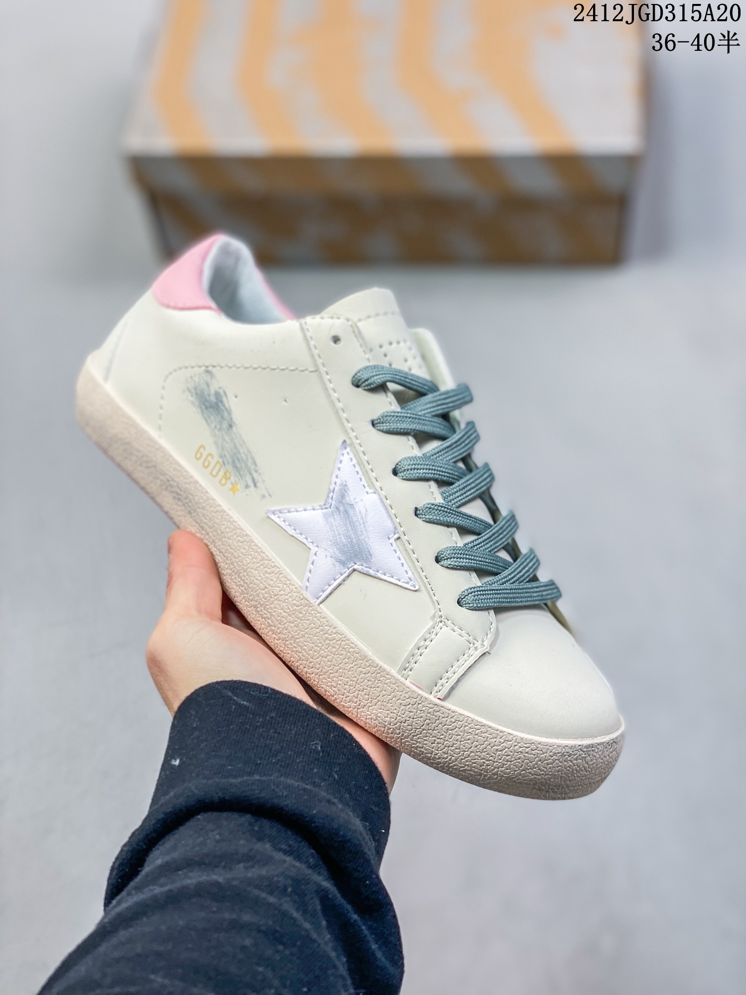 💰120
ID:xnm
【公司级】Golden Goose Deluxe Brand SStar来自意大利DB脏出天际的小脏鞋 潮复古板鞋，宋仲基欧巴各种剧照上脚~日常上脚~纯正的意大利全进口小羊皮纯手工做旧处理 内里鞋垫全部都是小羊皮包裹 绝佳的上脚体验各种形态均可轻松驾驭360度无死角轻松驾驭。DB小脏鞋，秋冬新款  这是一双复古做旧风格的小脏鞋，Golden Goose#DB#手工打造、每一双都是独一无二的与众不同，潮圈、明星、达人、网红纷纷爱上，百搭上脚效果特好。