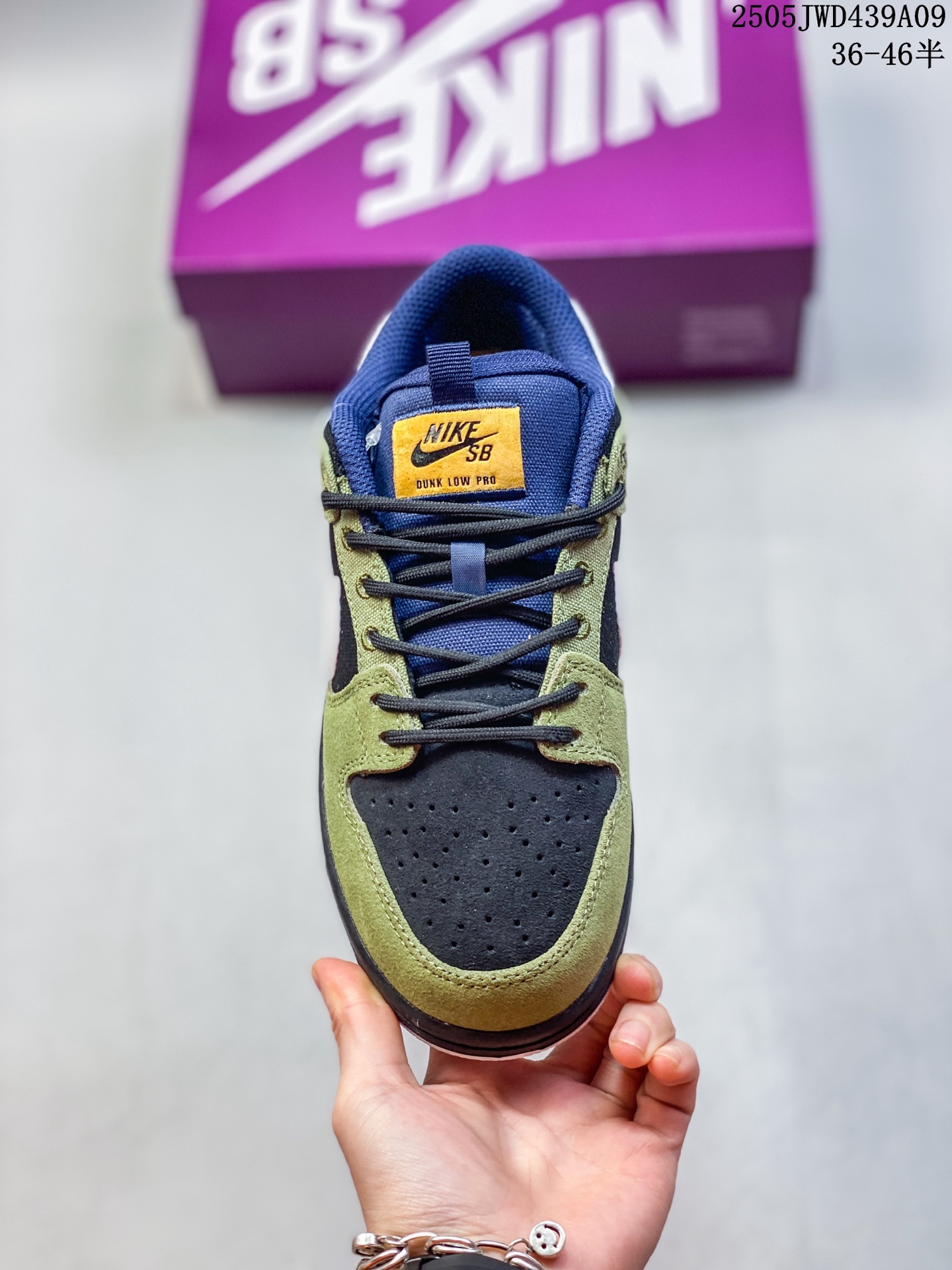💰280
带半码
耐克Nike Dunk Low 板鞋SB系列经典百搭休闲运动板鞋加厚鞋舌的填充，使舒适性大大提升，同时也更方便穿脱中底部分则加入了脚感柔软舒适ZoomAir气垫，有效吸收滑板等极限运动在落地时带来的冲击力，为街头运动者们提供更好的保护
尺码：见图
编码：05JWD439A09