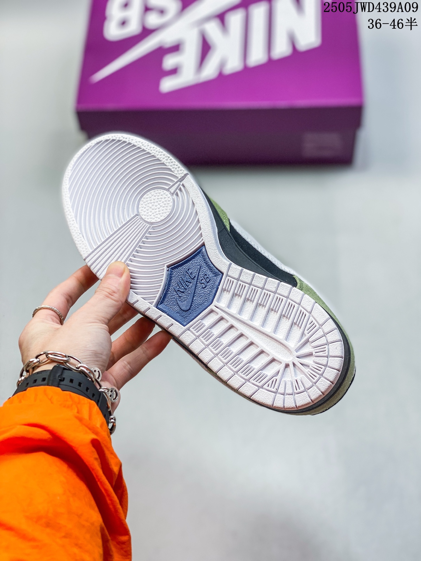 💰280
带半码
耐克Nike Dunk Low 板鞋SB系列经典百搭休闲运动板鞋加厚鞋舌的填充，使舒适性大大提升，同时也更方便穿脱中底部分则加入了脚感柔软舒适ZoomAir气垫，有效吸收滑板等极限运动在落地时带来的冲击力，为街头运动者们提供更好的保护
尺码：见图
编码：05JWD439A09