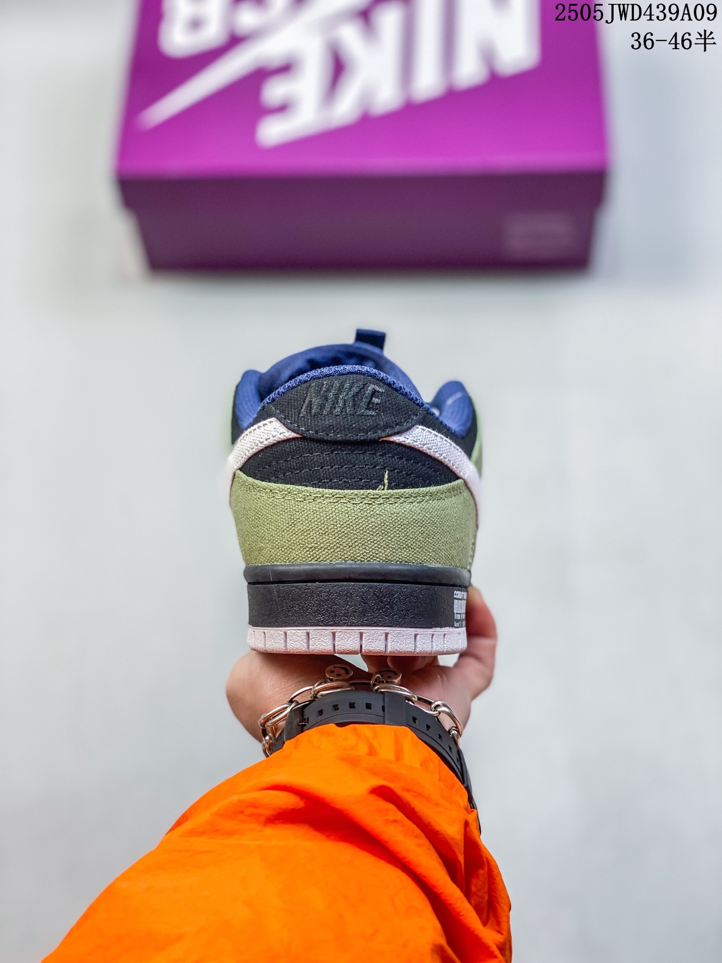 💰280
带半码
耐克Nike Dunk Low 板鞋SB系列经典百搭休闲运动板鞋加厚鞋舌的填充，使舒适性大大提升，同时也更方便穿脱中底部分则加入了脚感柔软舒适ZoomAir气垫，有效吸收滑板等极限运动在落地时带来的冲击力，为街头运动者们提供更好的保护
尺码：见图
编码：05JWD439A09