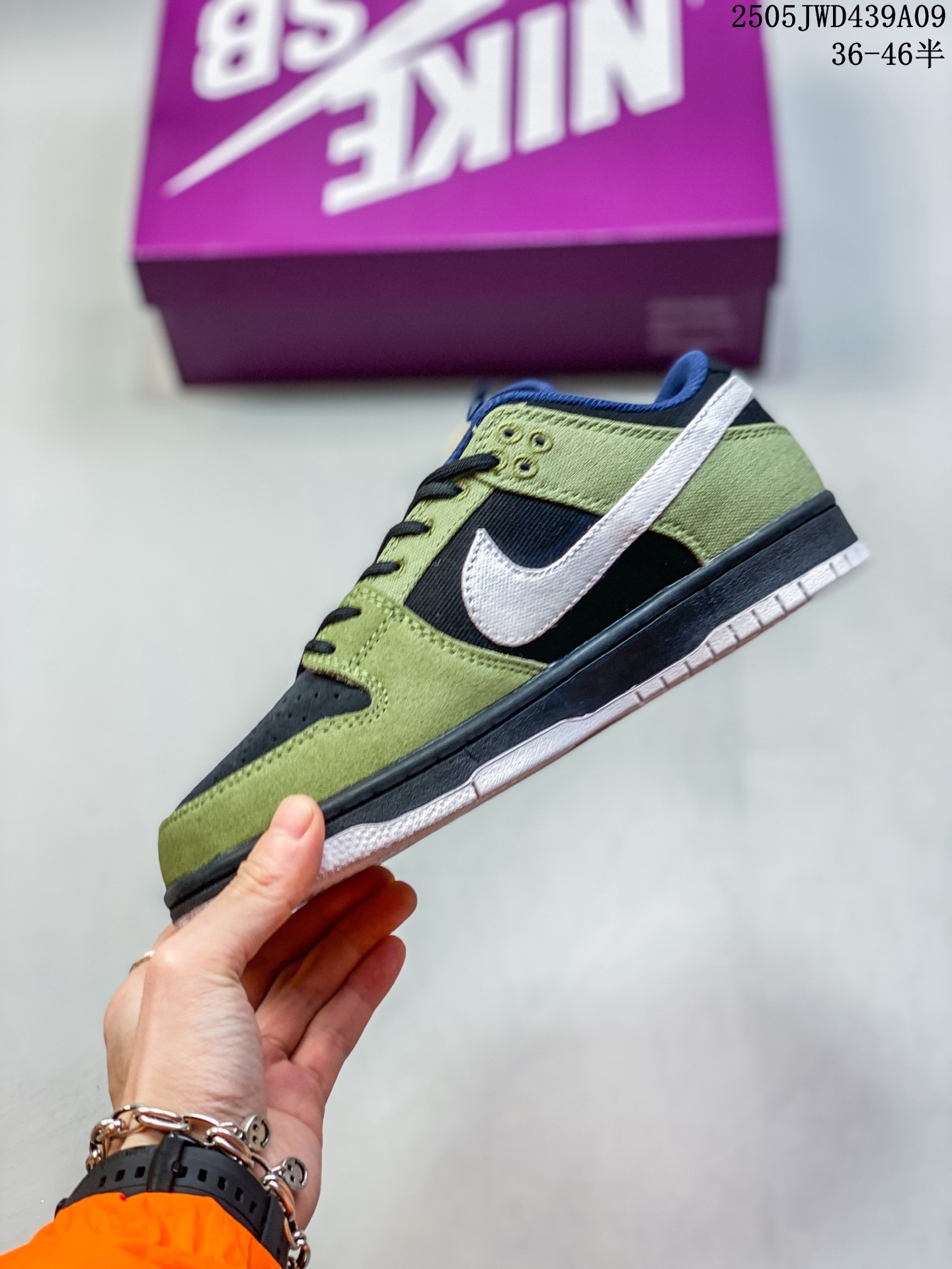 💰280
带半码
耐克Nike Dunk Low 板鞋SB系列经典百搭休闲运动板鞋加厚鞋舌的填充，使舒适性大大提升，同时也更方便穿脱中底部分则加入了脚感柔软舒适ZoomAir气垫，有效吸收滑板等极限运动在落地时带来的冲击力，为街头运动者们提供更好的保护
尺码：见图
编码：05JWD439A09