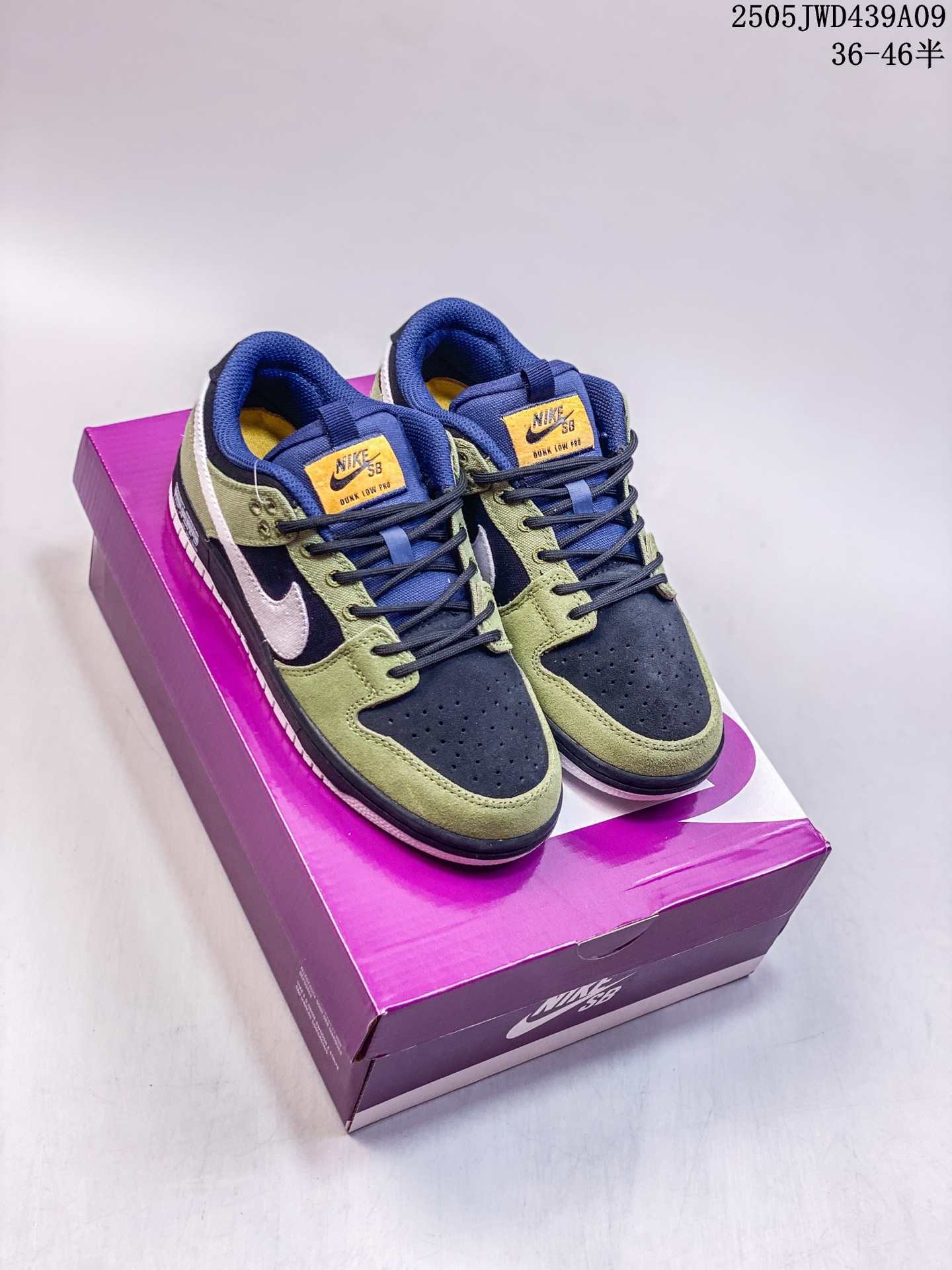 💰280
带半码
耐克Nike Dunk Low 板鞋SB系列经典百搭休闲运动板鞋加厚鞋舌的填充，使舒适性大大提升，同时也更方便穿脱中底部分则加入了脚感柔软舒适ZoomAir气垫，有效吸收滑板等极限运动在落地时带来的冲击力，为街头运动者们提供更好的保护
尺码：见图
编码：05JWD439A09