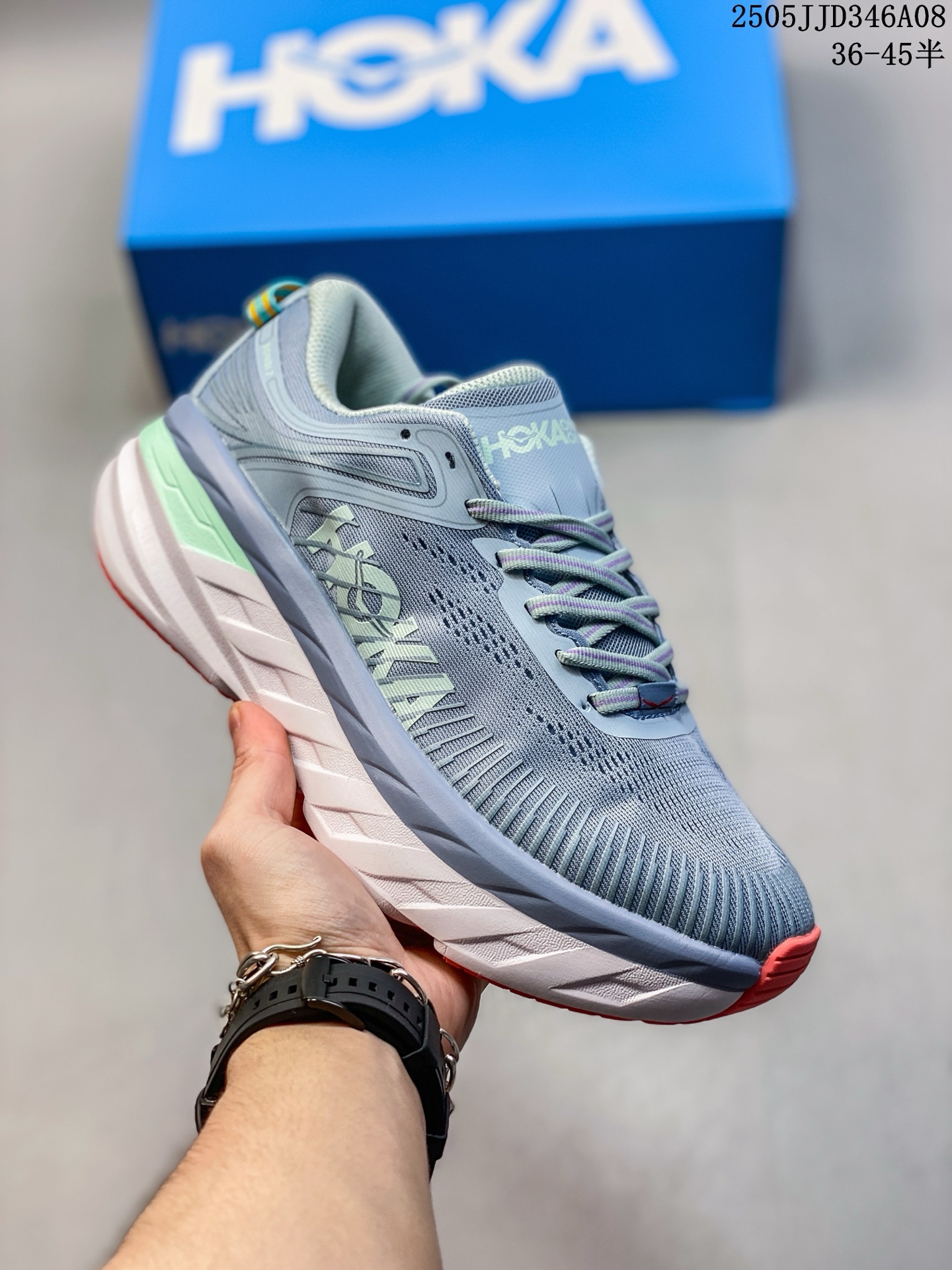 🈴💰220
简介：“飞要这么厚”跑者解压神器，美国新兴跑鞋品牌HOKA ONE ONE Bondi 7 Low 邦迪7代系列 低帮厚底轻量休闲运动慢跑鞋1110530
尺码：见图
编码：05JJD346A08