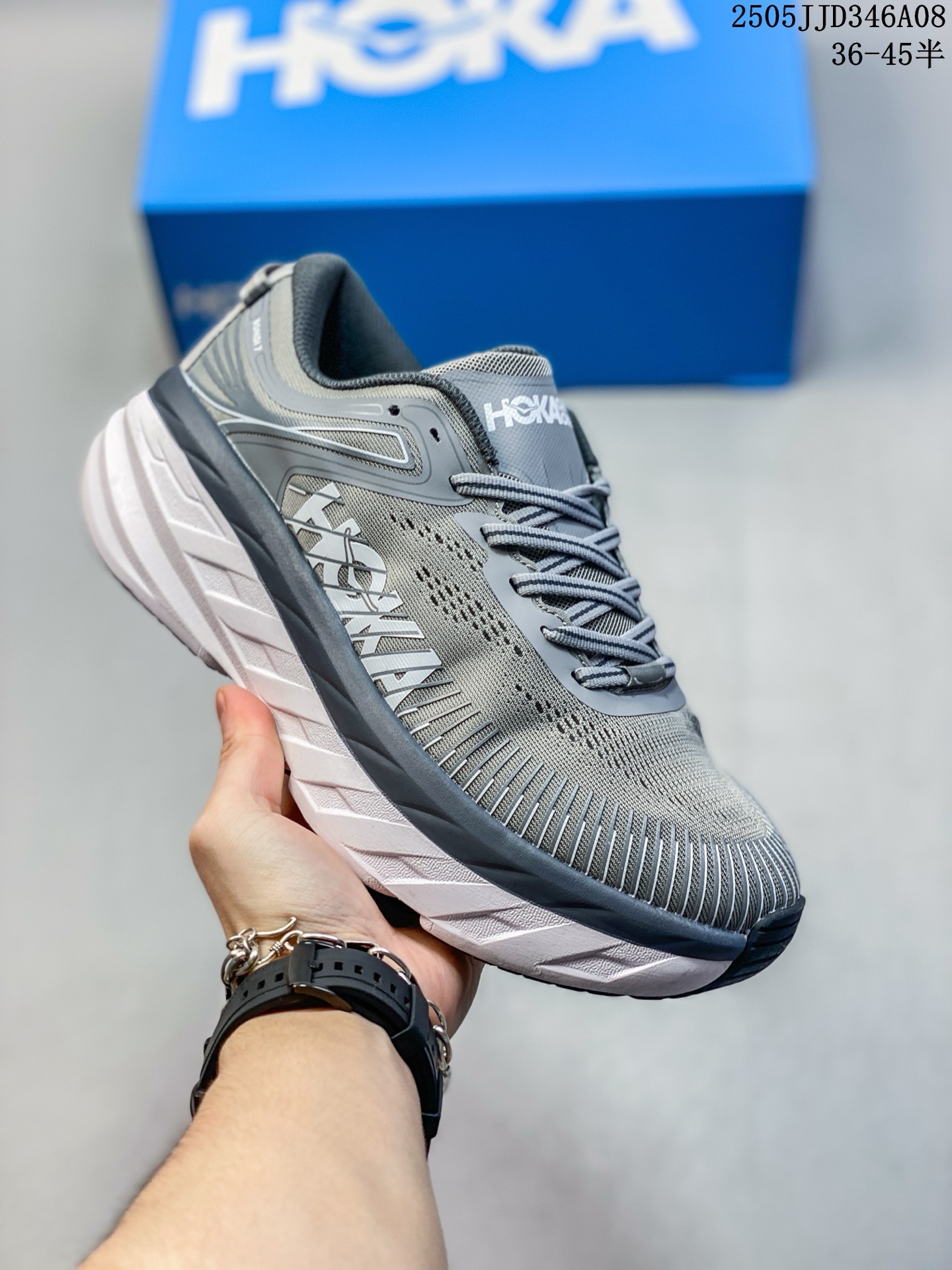 🈴💰220
简介：“飞要这么厚”跑者解压神器，美国新兴跑鞋品牌HOKA ONE ONE Bondi 7 Low 邦迪7代系列 低帮厚底轻量休闲运动慢跑鞋1110530
尺码：见图
编码：05JJD346A08