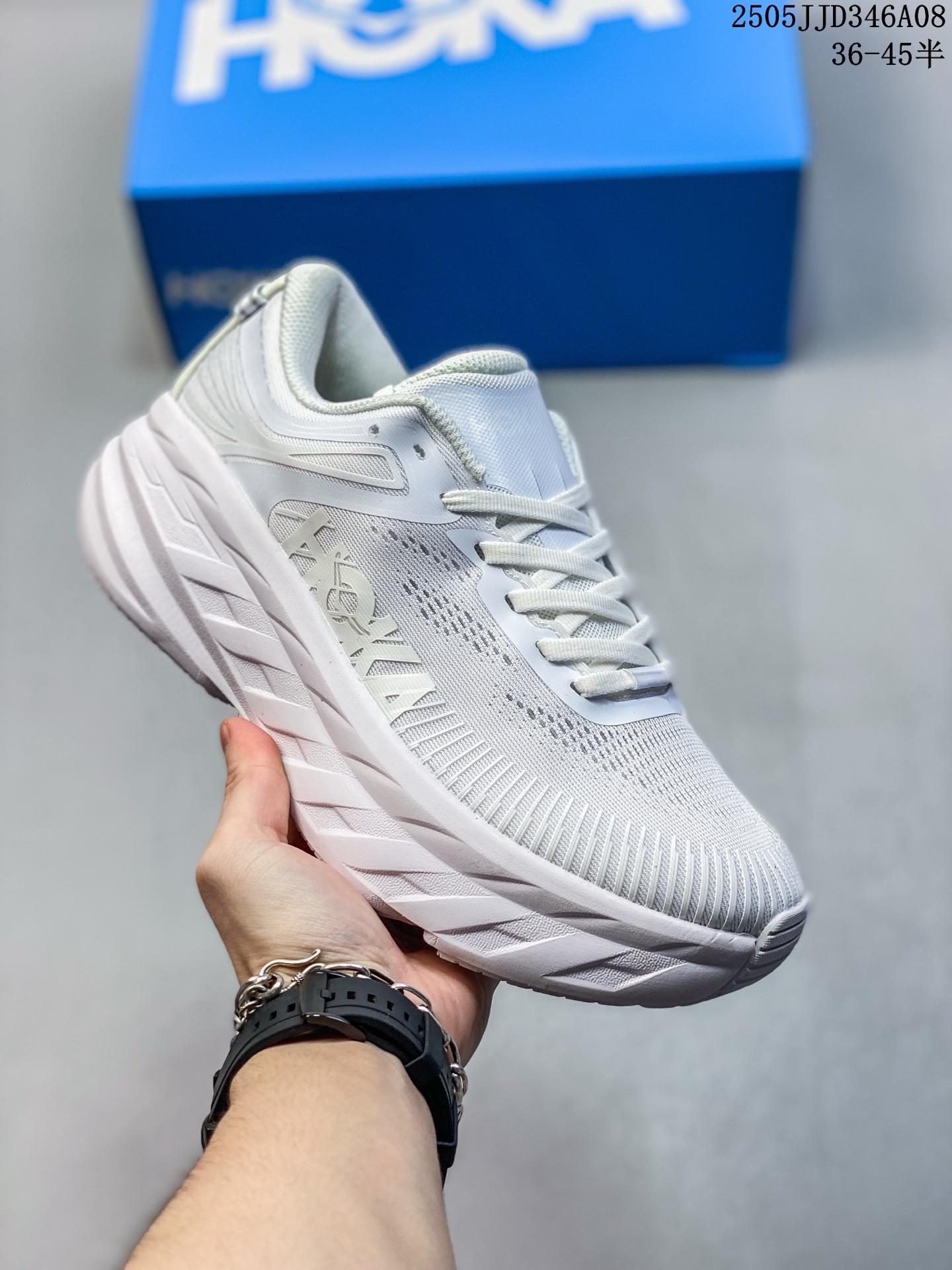 🈴💰220
简介：“飞要这么厚”跑者解压神器，美国新兴跑鞋品牌HOKA ONE ONE Bondi 7 Low 邦迪7代系列 低帮厚底轻量休闲运动慢跑鞋1110530
尺码：见图
编码：05JJD346A08